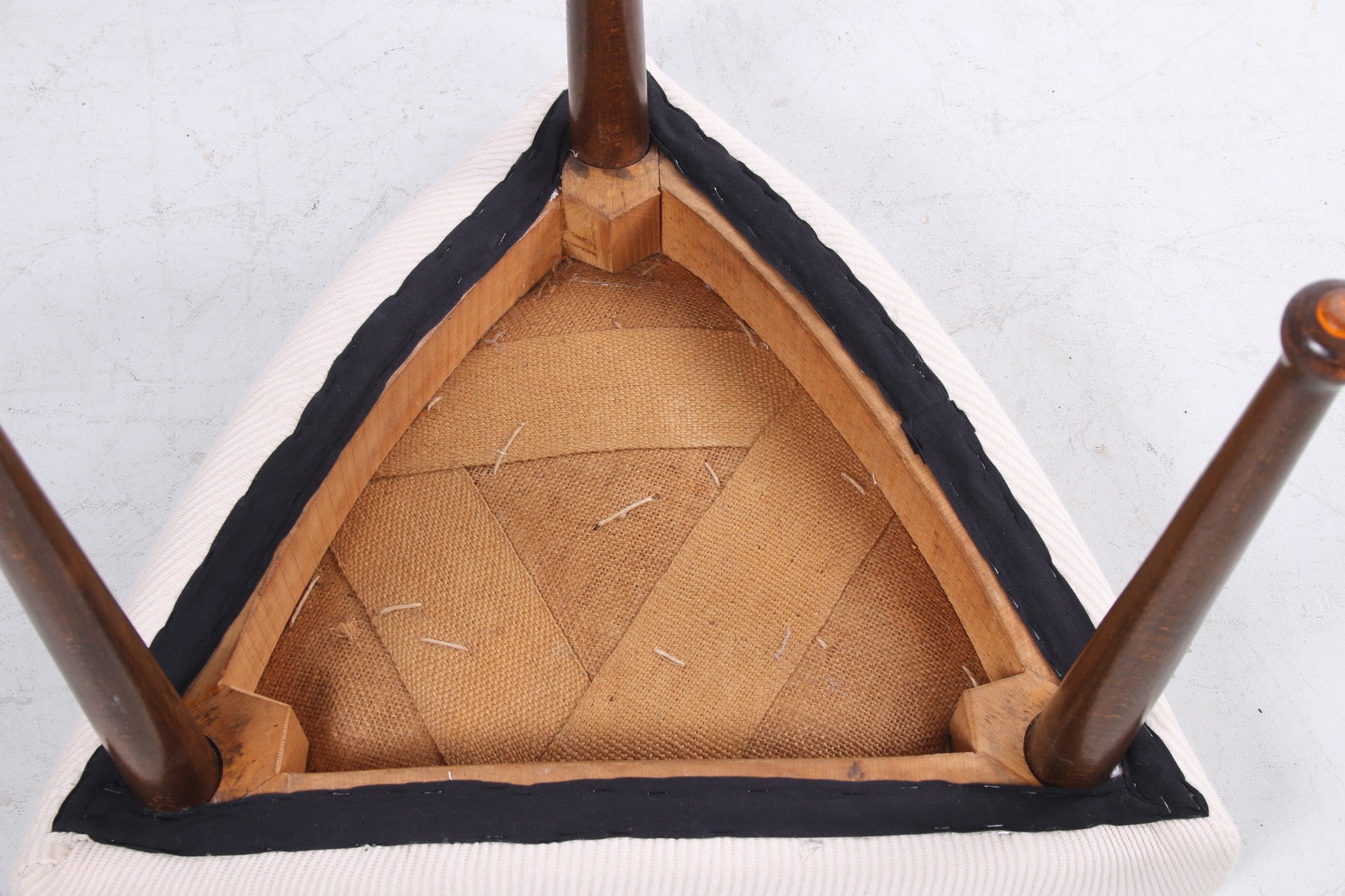 Scandinavische hocker opnieuw gestoffeerd ontwerp jaren60 detail onderkant