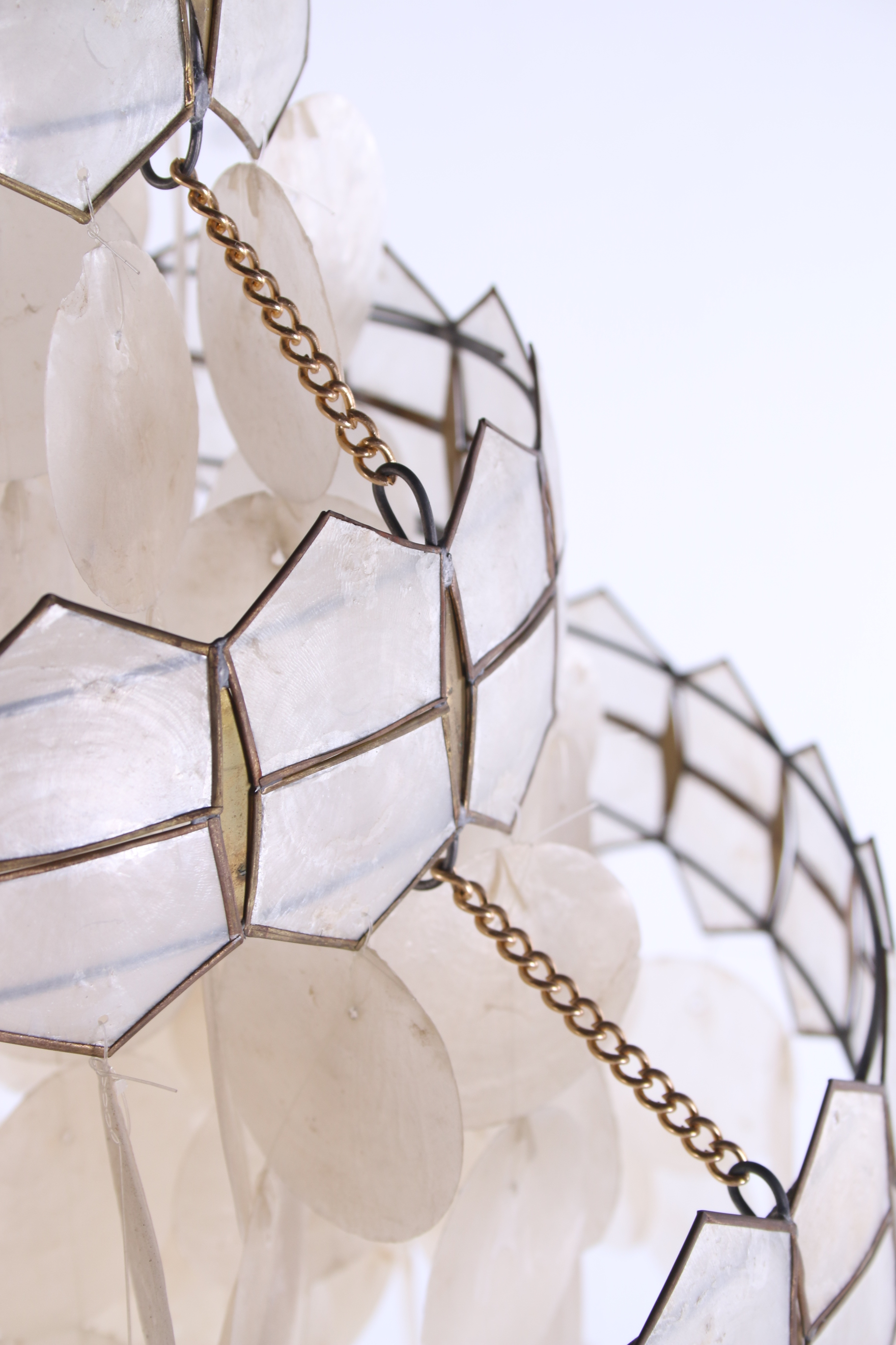 Vintage Windvanger kroonluchter gemaakt van Schelpen Verner Panton stijl jaren60 detail schelpen zijkant