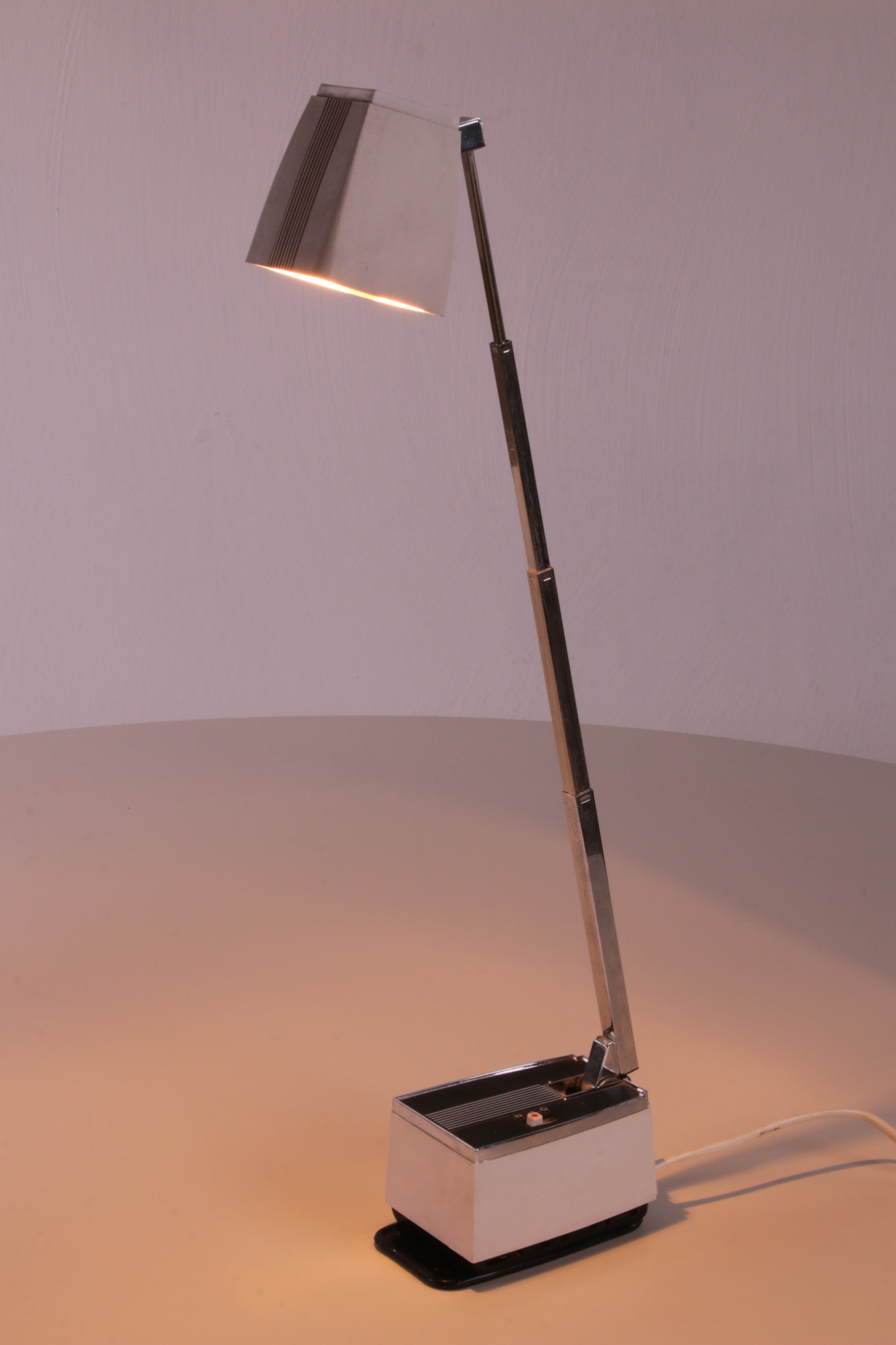 Bureau lampje Deens ontwerp jaren60 zijkant licht aan