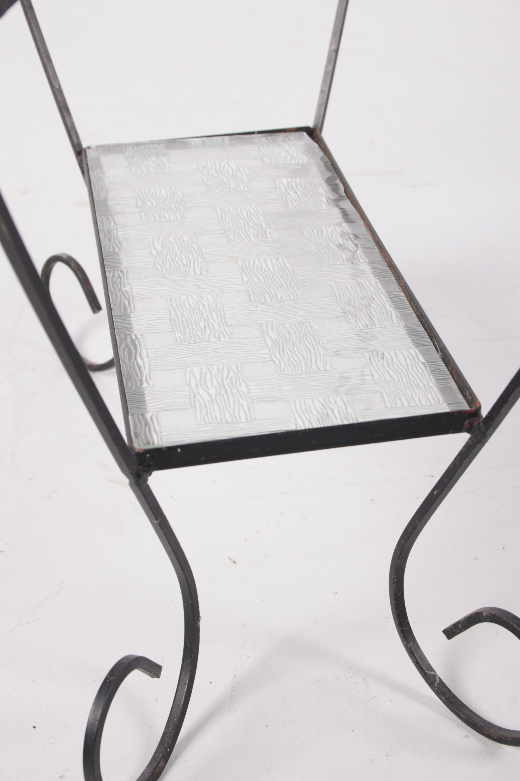 Vintage bijzettafel plantentafel van metaal glazen blad onder bovenaf