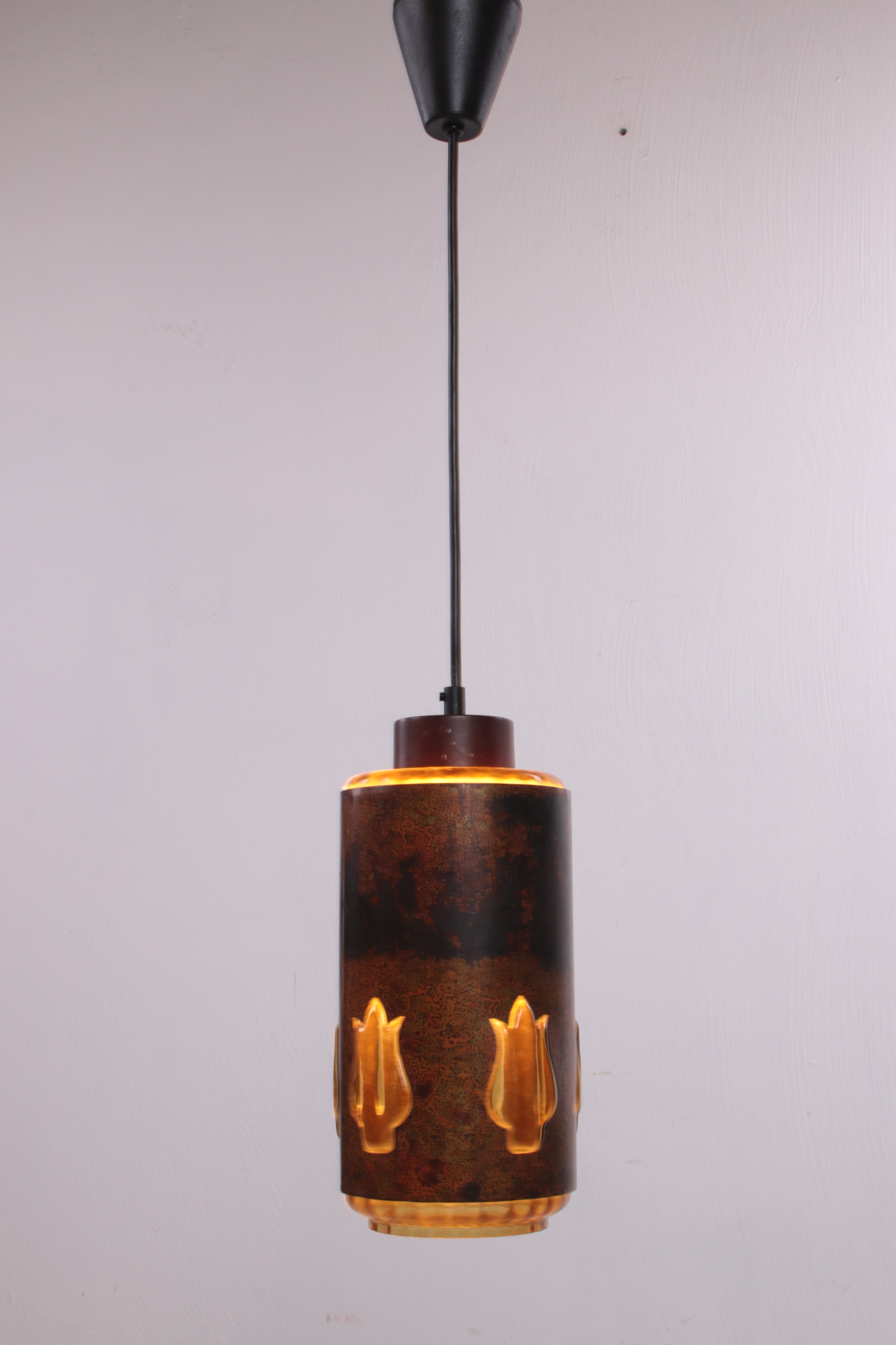 1960s Nanny Still Brutalist hanglamp gemaakt door raak voorkant licht aan