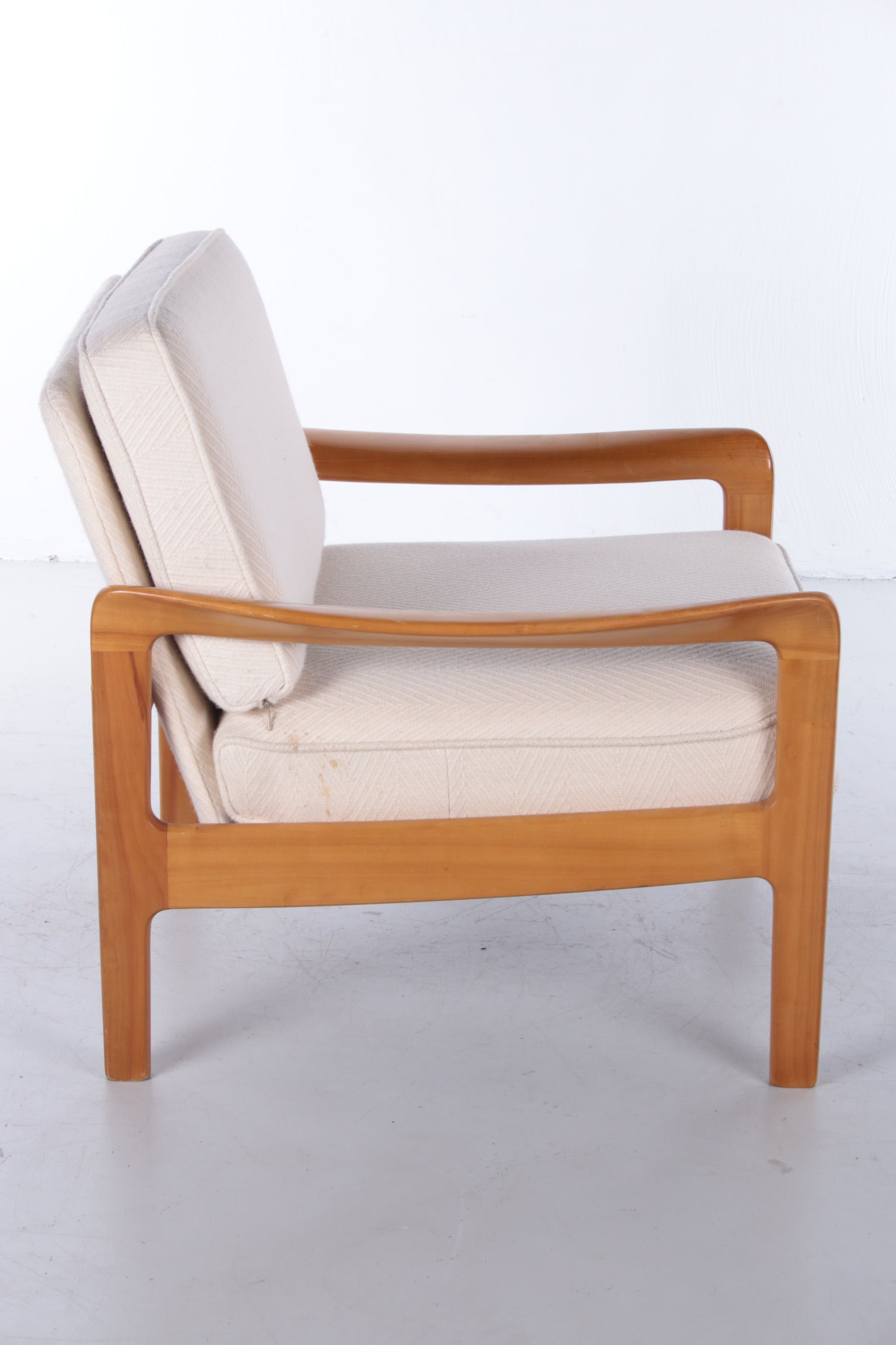 Deens Design teak fauteuil van Ole Wanscher,1960 zijkant