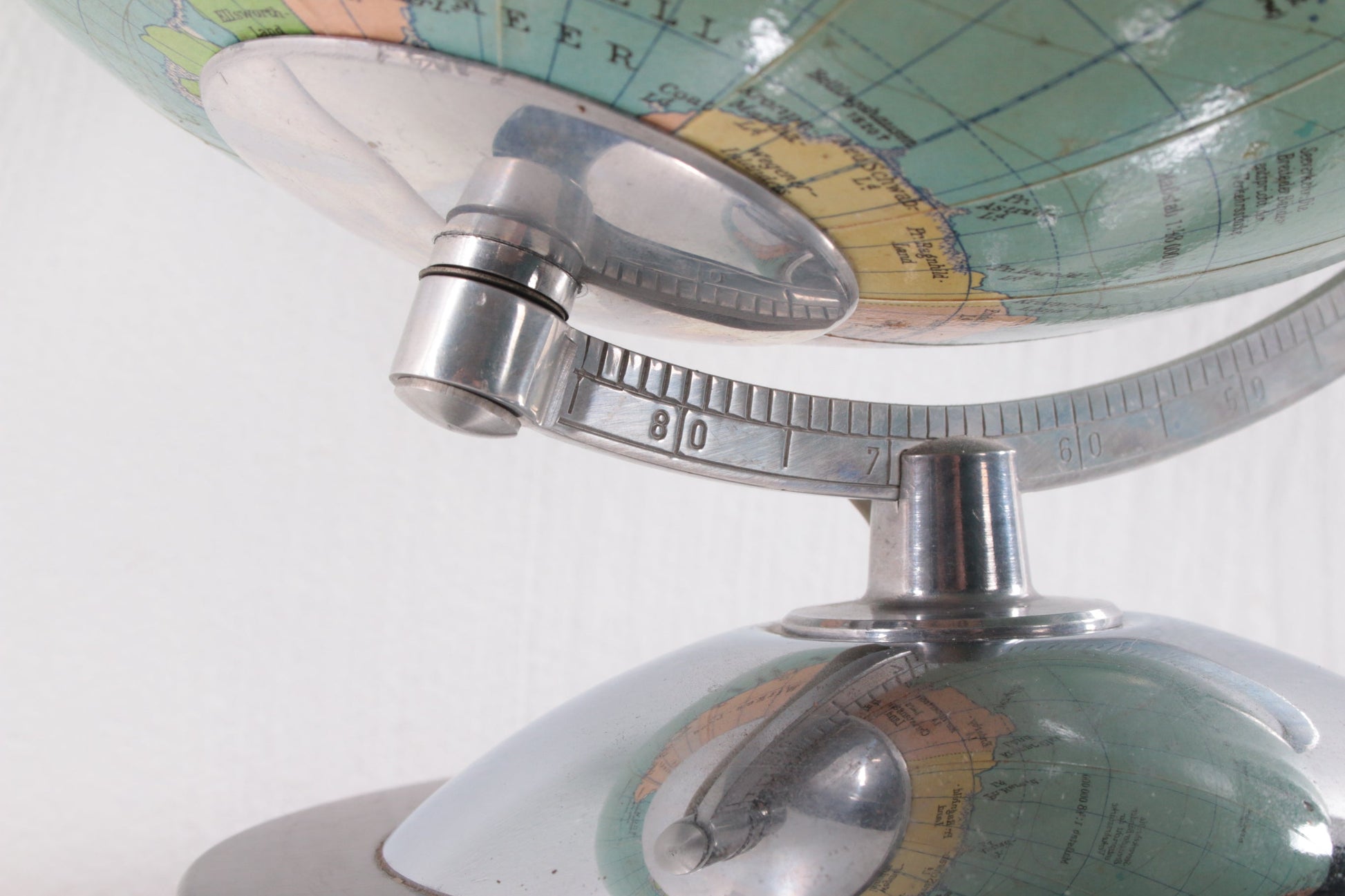 Midcentury glazen Globe met licht van Columbus DuoErdglobe, Duitsland detail onderkant
