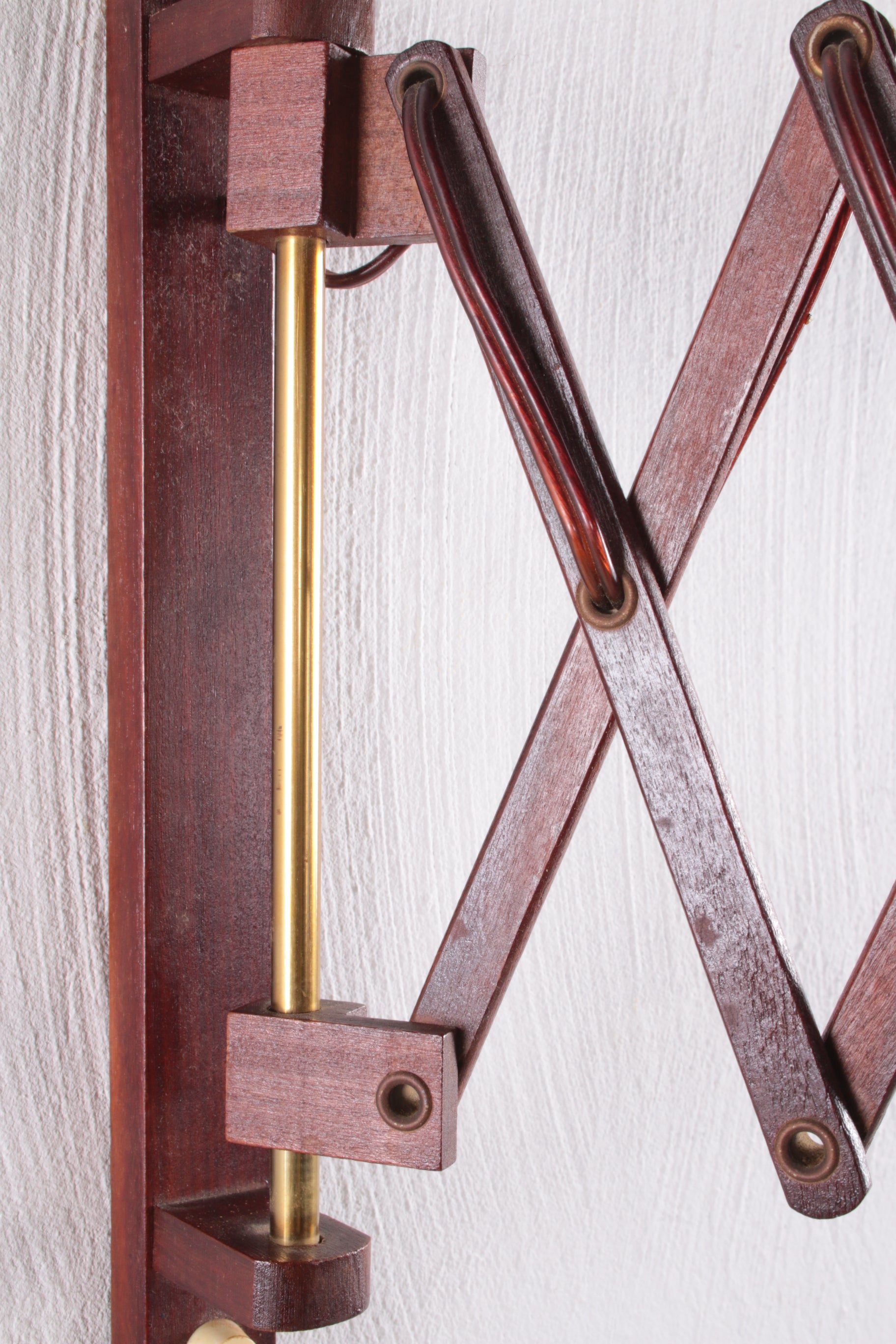 Teakhouten Harmonica wandlamp detail hout