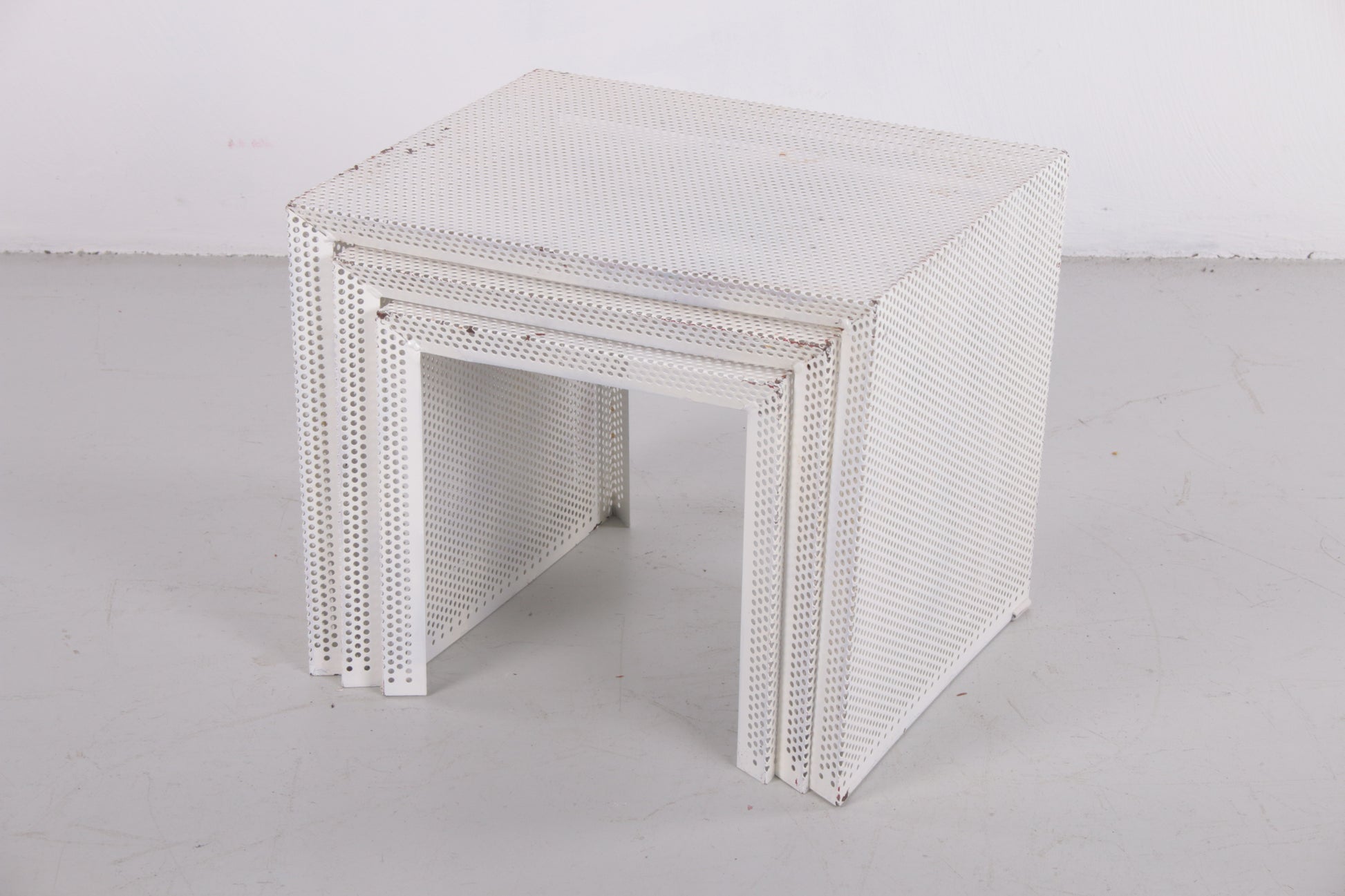 Mathieu Matégot metalen nesttafels, wit setje in elkaar geschoven