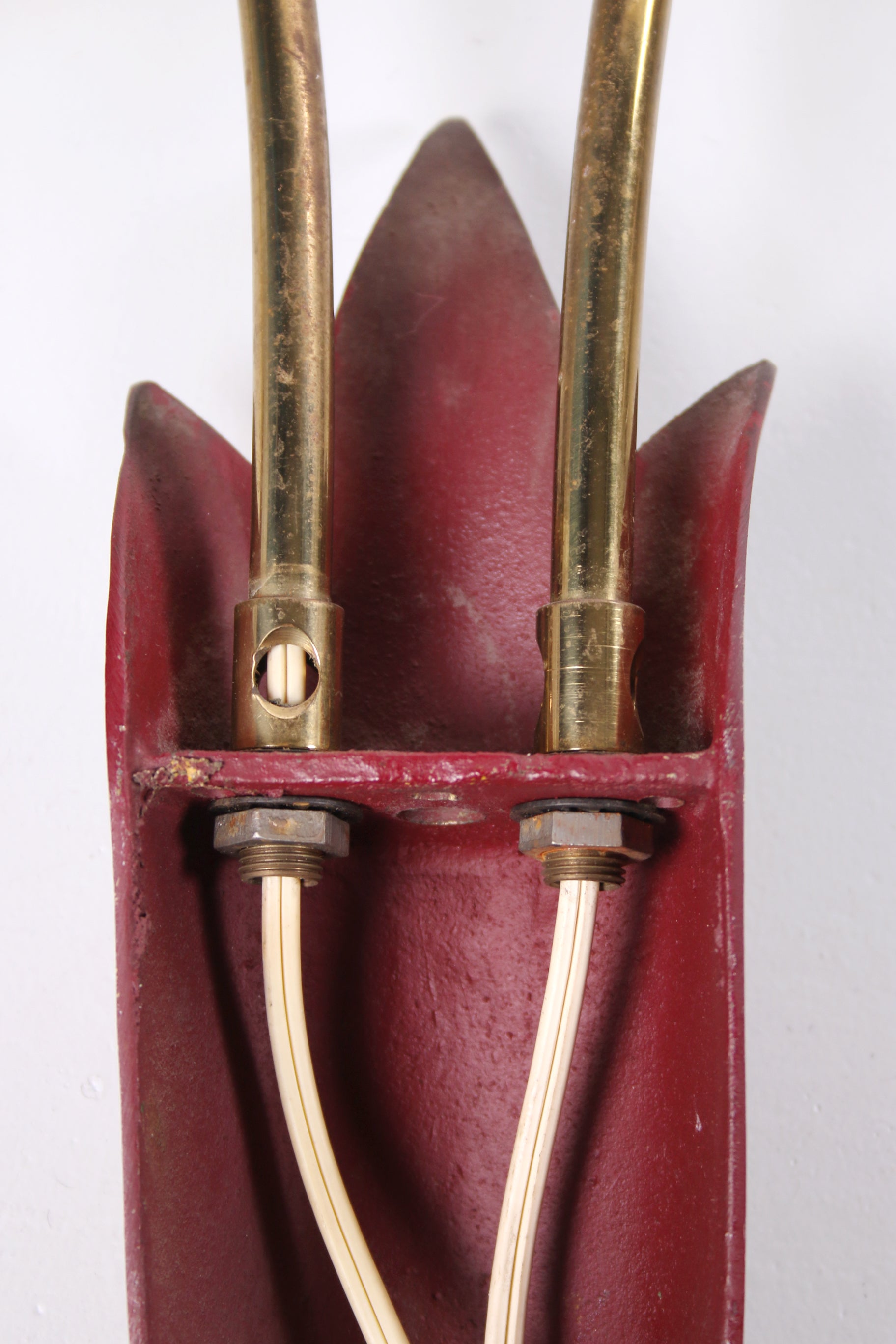 Set van twee rode Mid Century Franse wandlampend detail achterkant