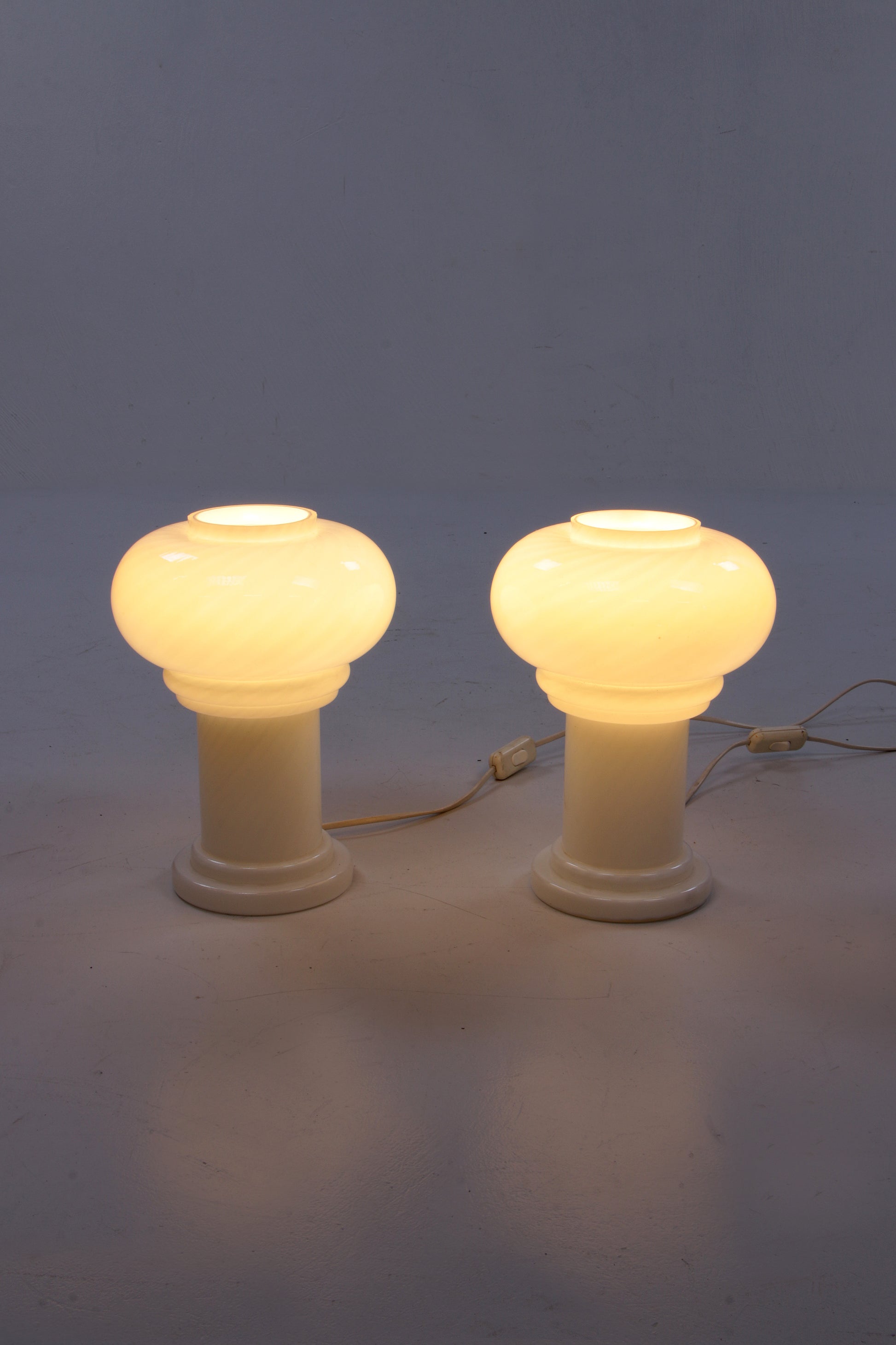 Vintage Set van 2 Opaline glazen lampjes,1960 Duitsland.