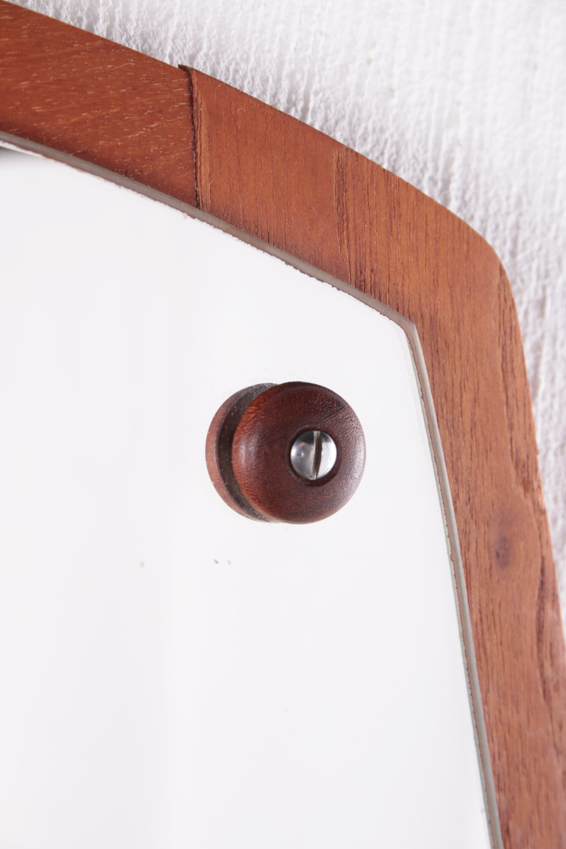 Deens Design wandspiegeltje met schapje teakhout close-up hoek spiegel