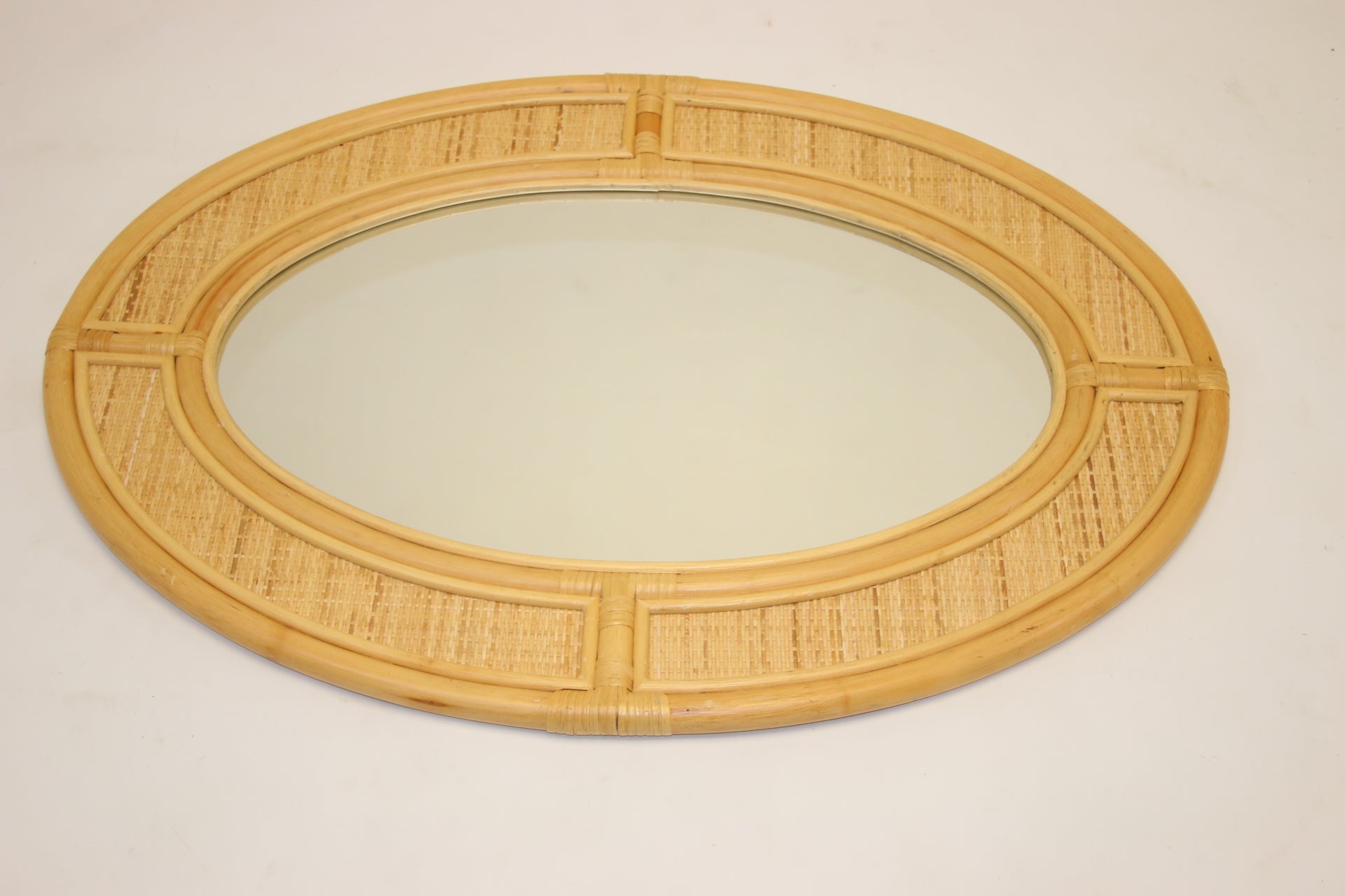 Grote Ovale Bamboe Wandspiegel voorkant schuin