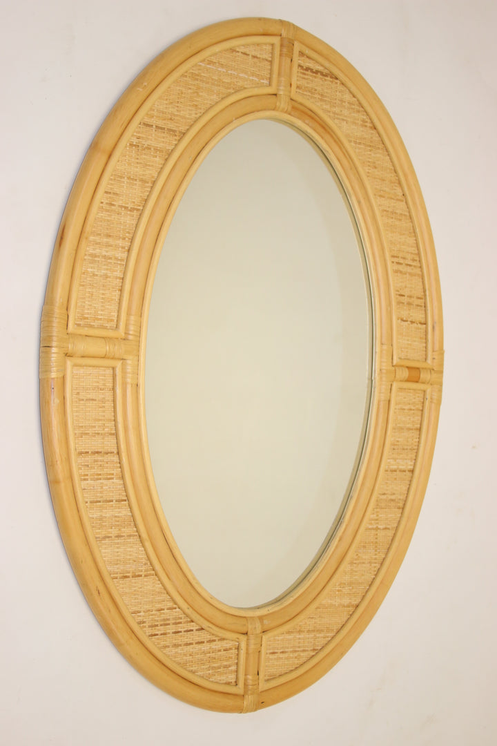 Grote Ovale Bamboe Wandspiegel voorkant schuin