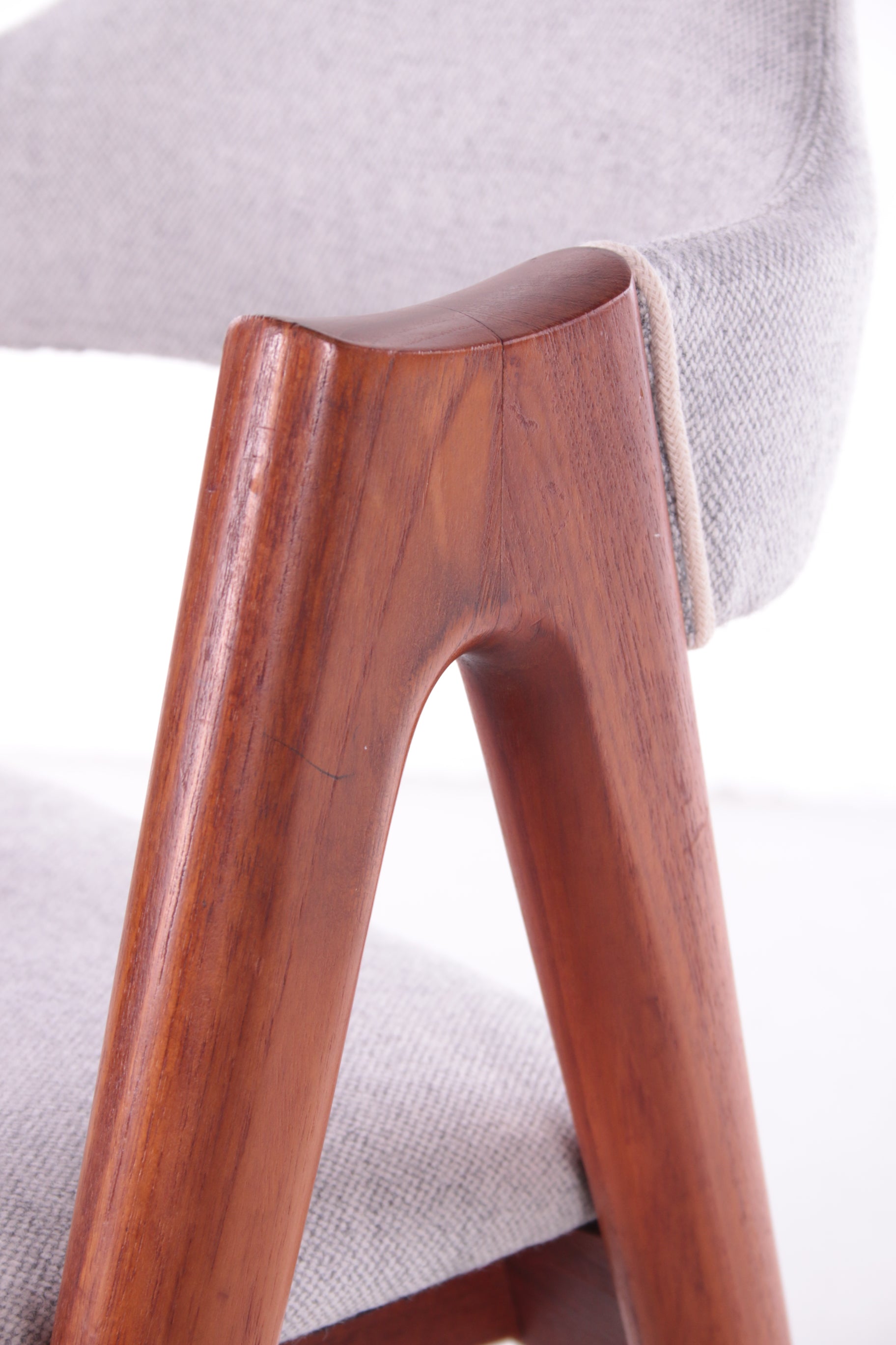 Set van 4 Deens Design eettafelstoelen Model Compas Kai Kristiansen voor sva Mobler close-up houtwerk