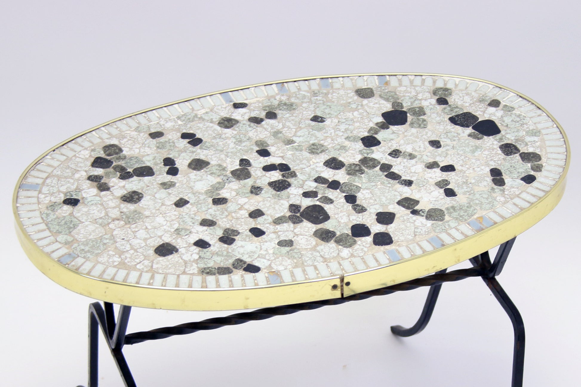 Langwerpigen ronden mozaieke bijzet tafeltje of platen tafeltje