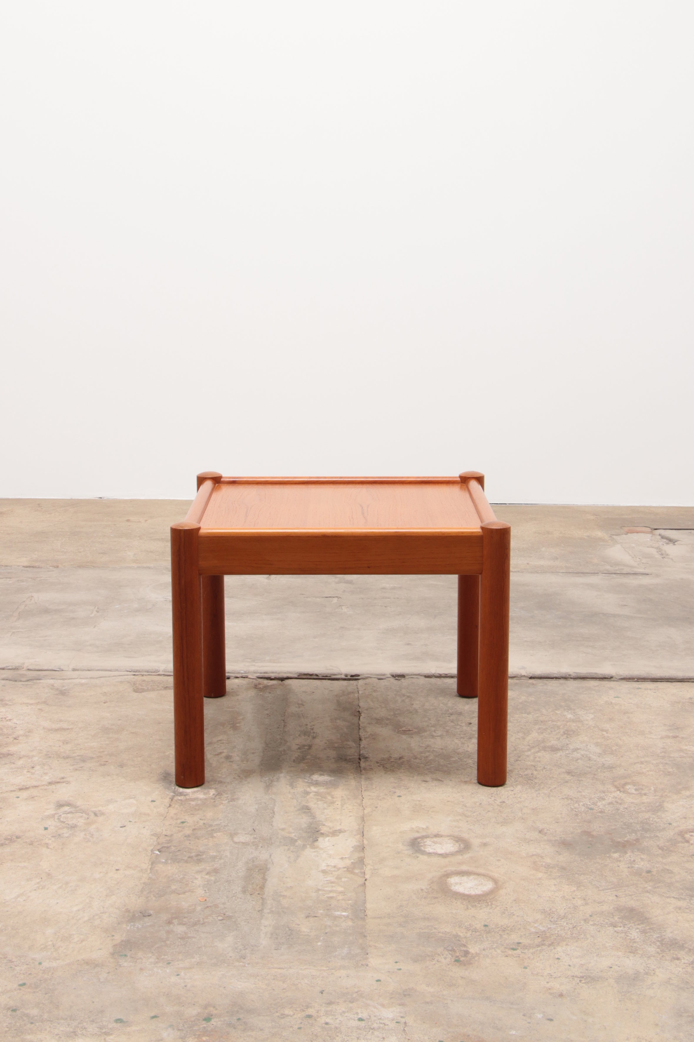 Mooie vintage salontafel gemaakt van teakhout,1960 denemarken.