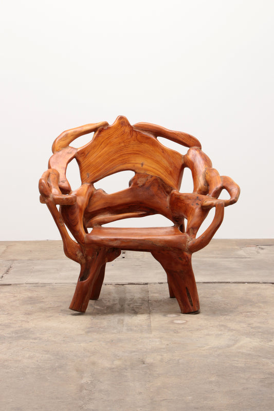 Robuuste fauteuil van gerecycled hout in de stijl van Andrianna Shamaris US,
