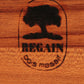 Maison Regain set tafeltjes van iepenhout jaren 70, Frankrijk.