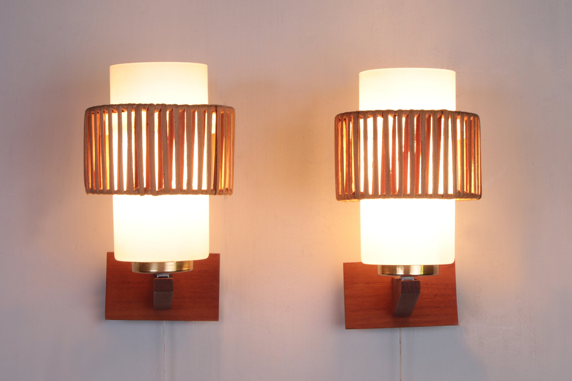 Vintage Set van 2 Wandlampjes van opaal glas en rotan Detail jaren60s voorkant licht aan