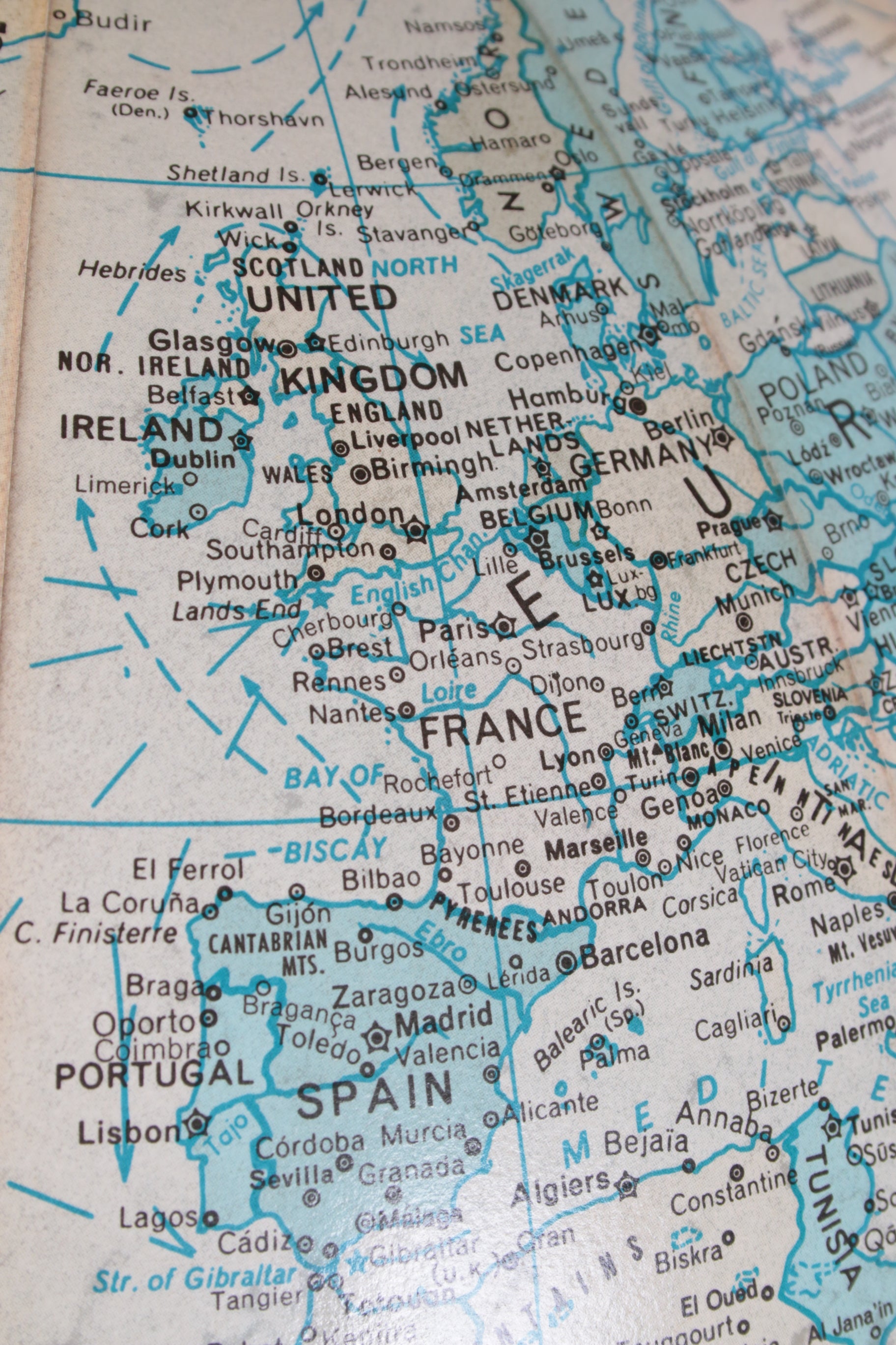 Prachtige Globe van Replogie op mahonievoet,1960 detail Europa