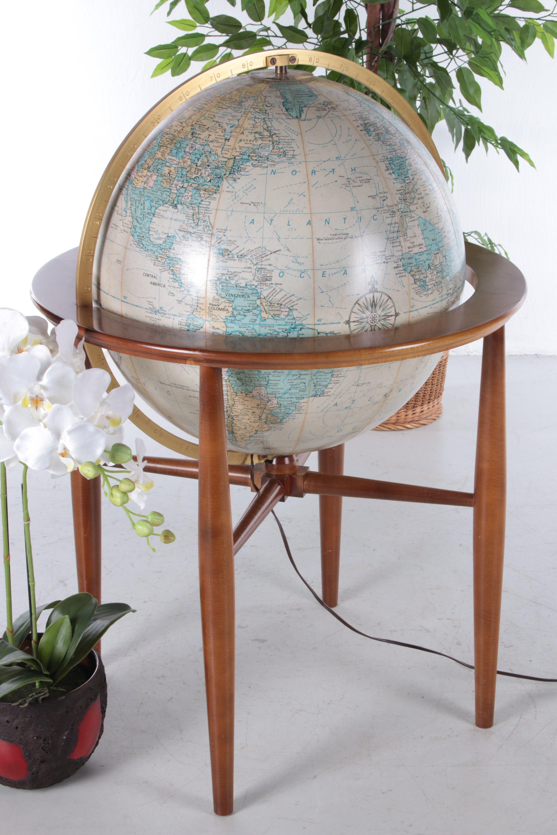 Prachtige Globe van Replogie op mahonievoet,1960 sfeerfoto