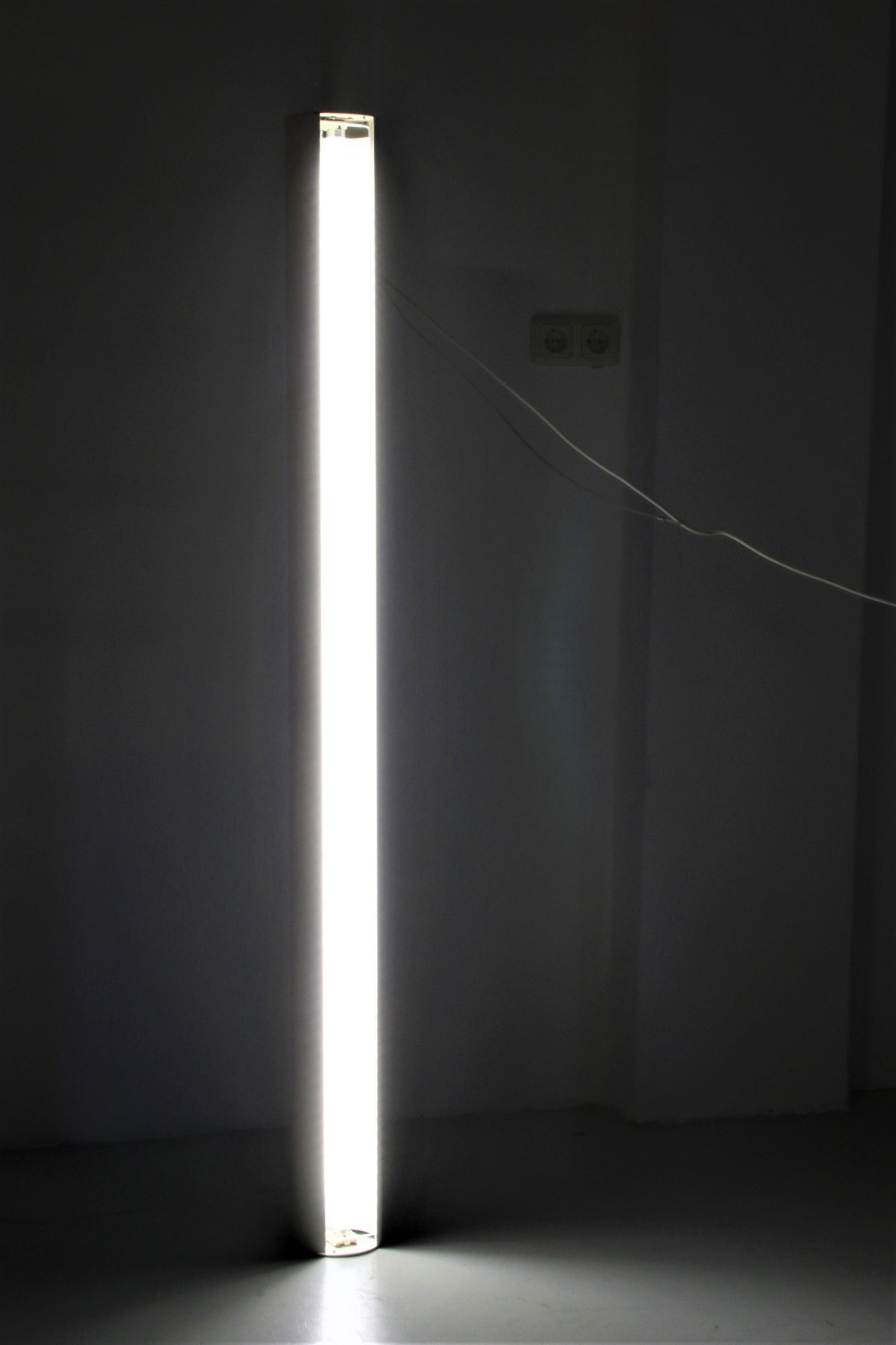 Supertube wit van Anders Pehrson uit zweden 1967 voorkant staand licht aan