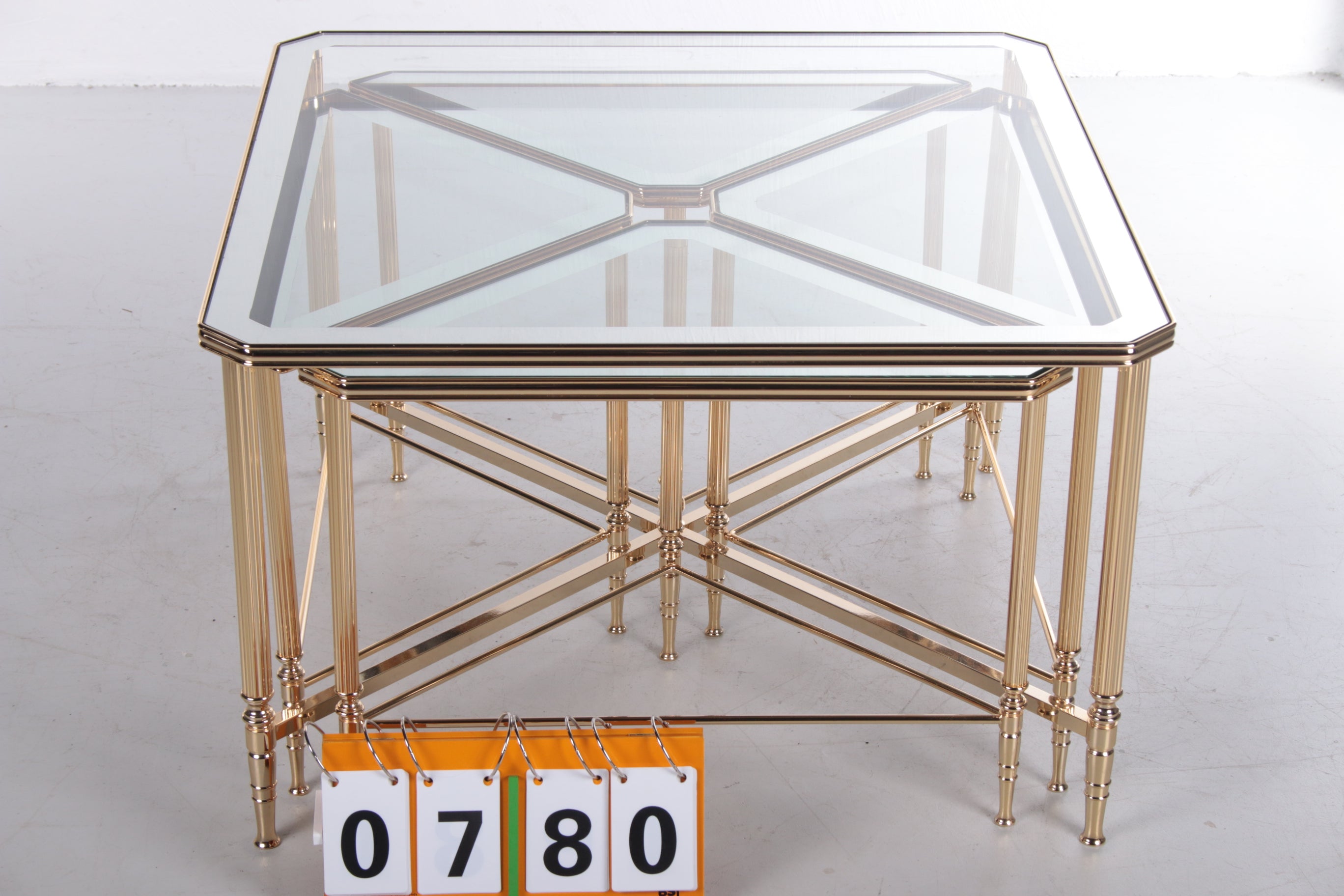 Hollywood Regency Italiaanse 5delige bijzettafels messing frames met gespiegelde bladen