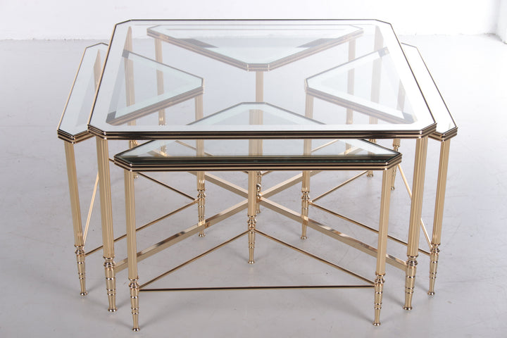 Hollywood Regency Italiaanse 5delige bijzettafels messing frames met gespiegelde bladen uit elkaar