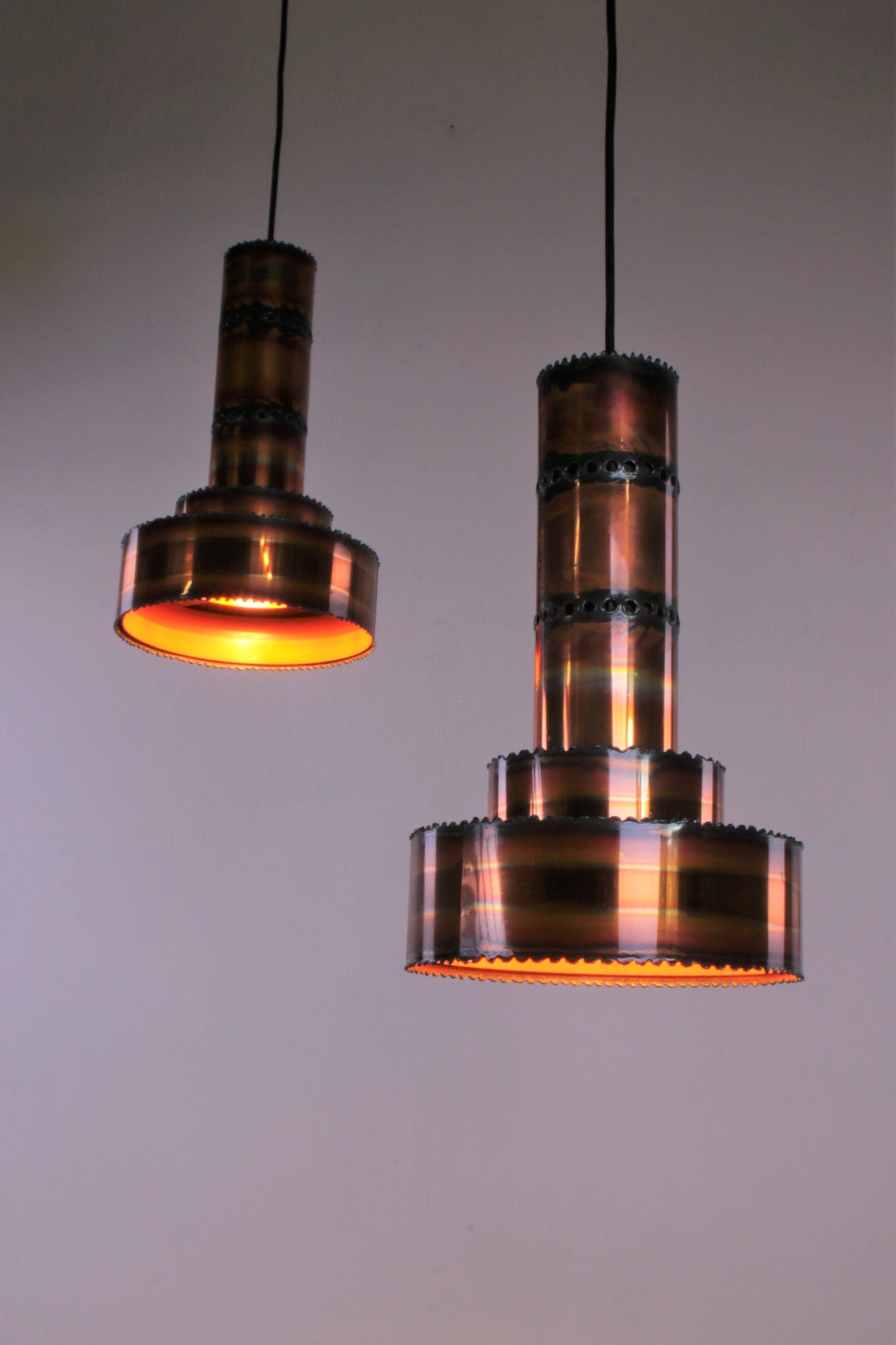 Set van twee Svend Aage Holm Sørensen hanglampen voorkant licht aan