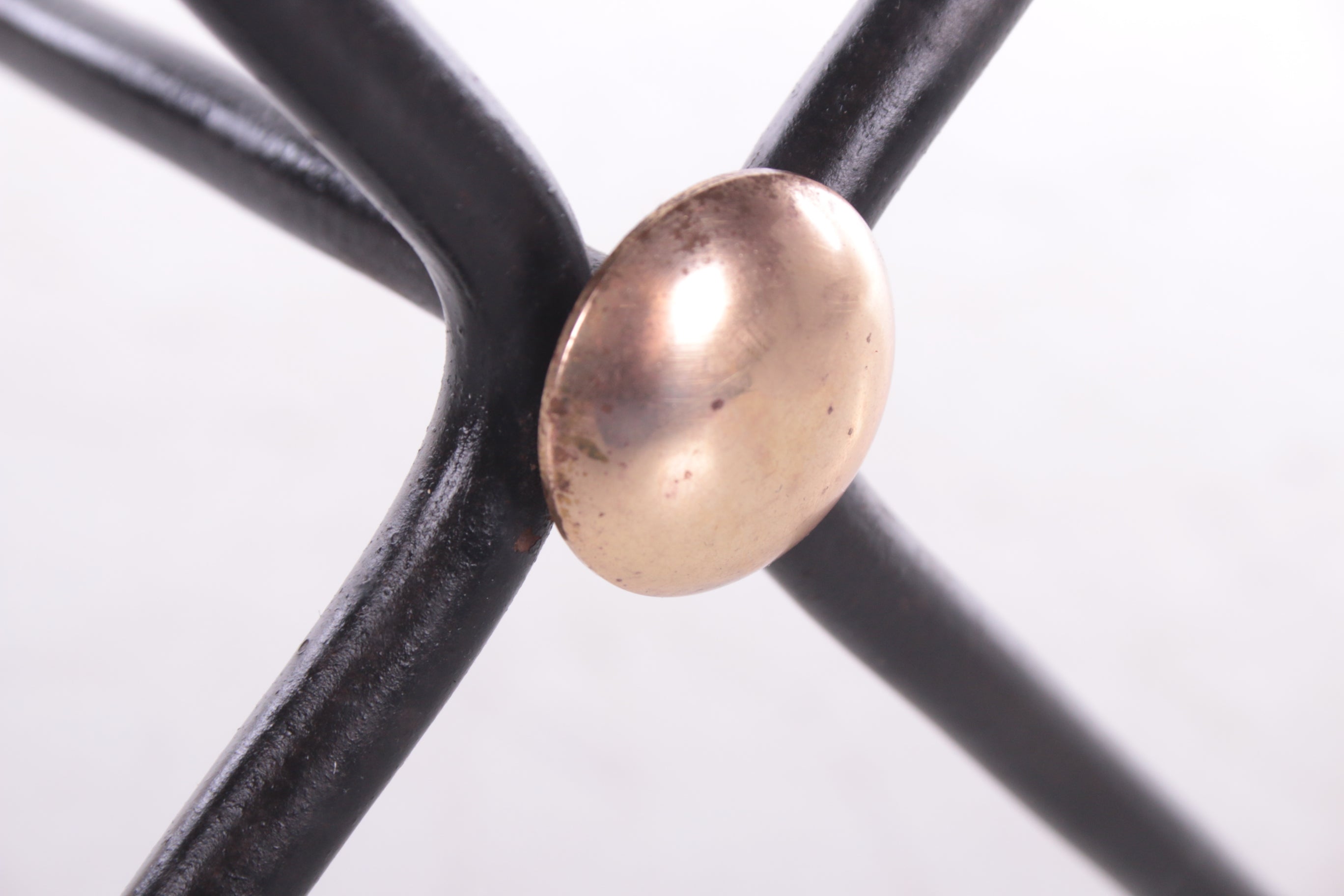 Salontafel Jacques Adnet X-Base Model,1960 detail gouden knop