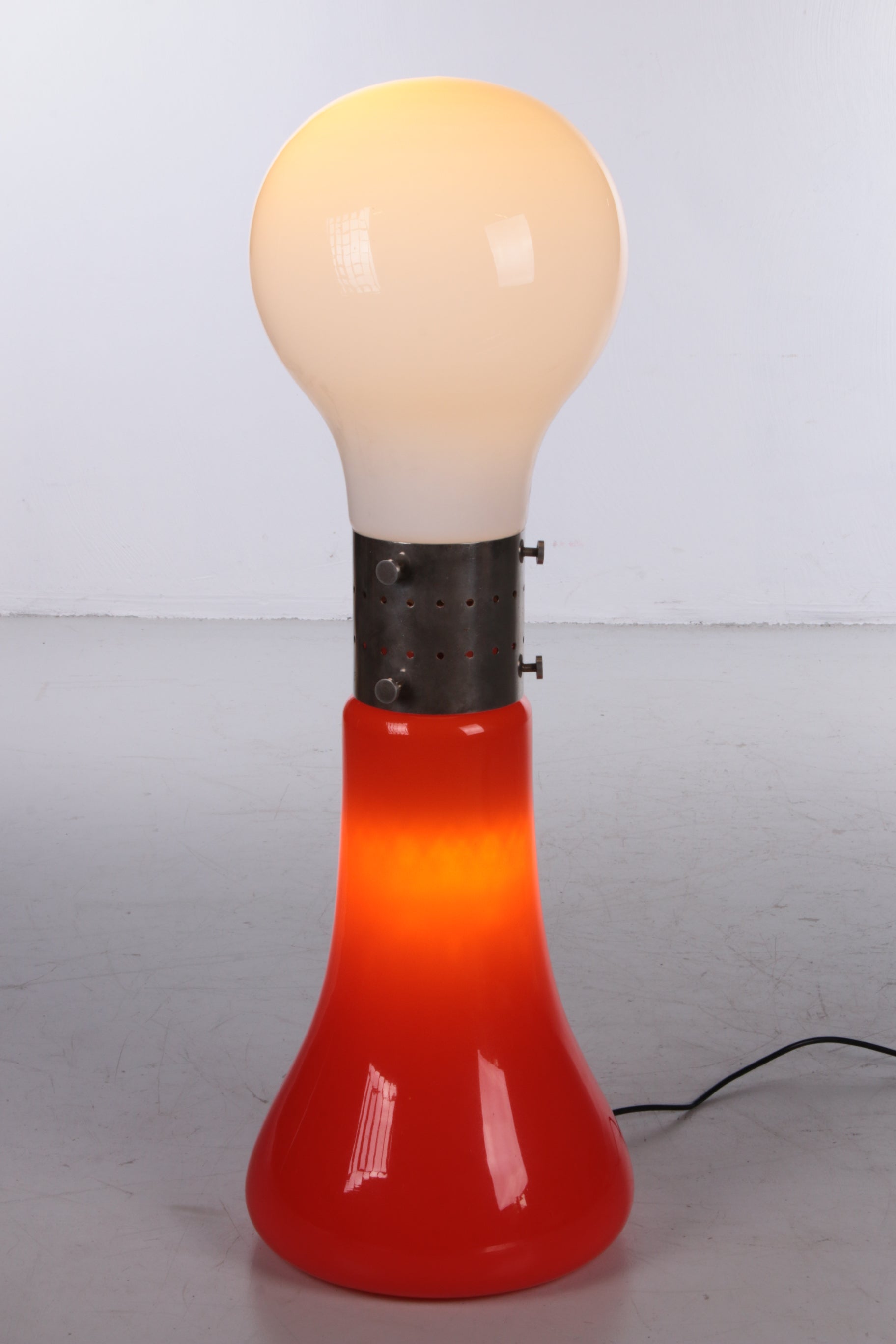 Carlo Nason Model Lipstick Design Vloerlamp,Gemaakt door Mazzega Italy beide lampen aan