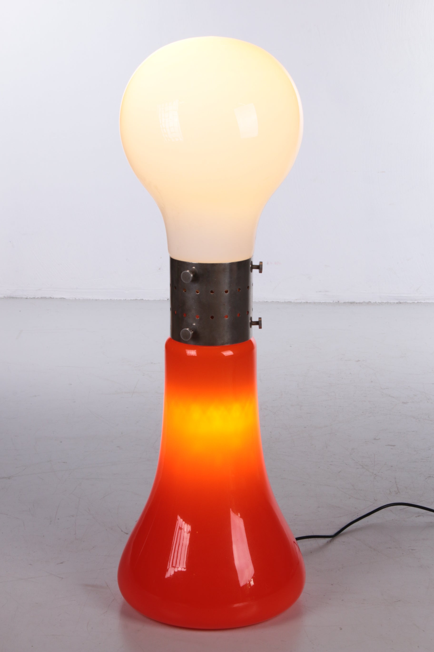 Carlo Nason Model Lipstick Design Vloerlamp,Gemaakt door Mazzega Italy beide lampen aan
