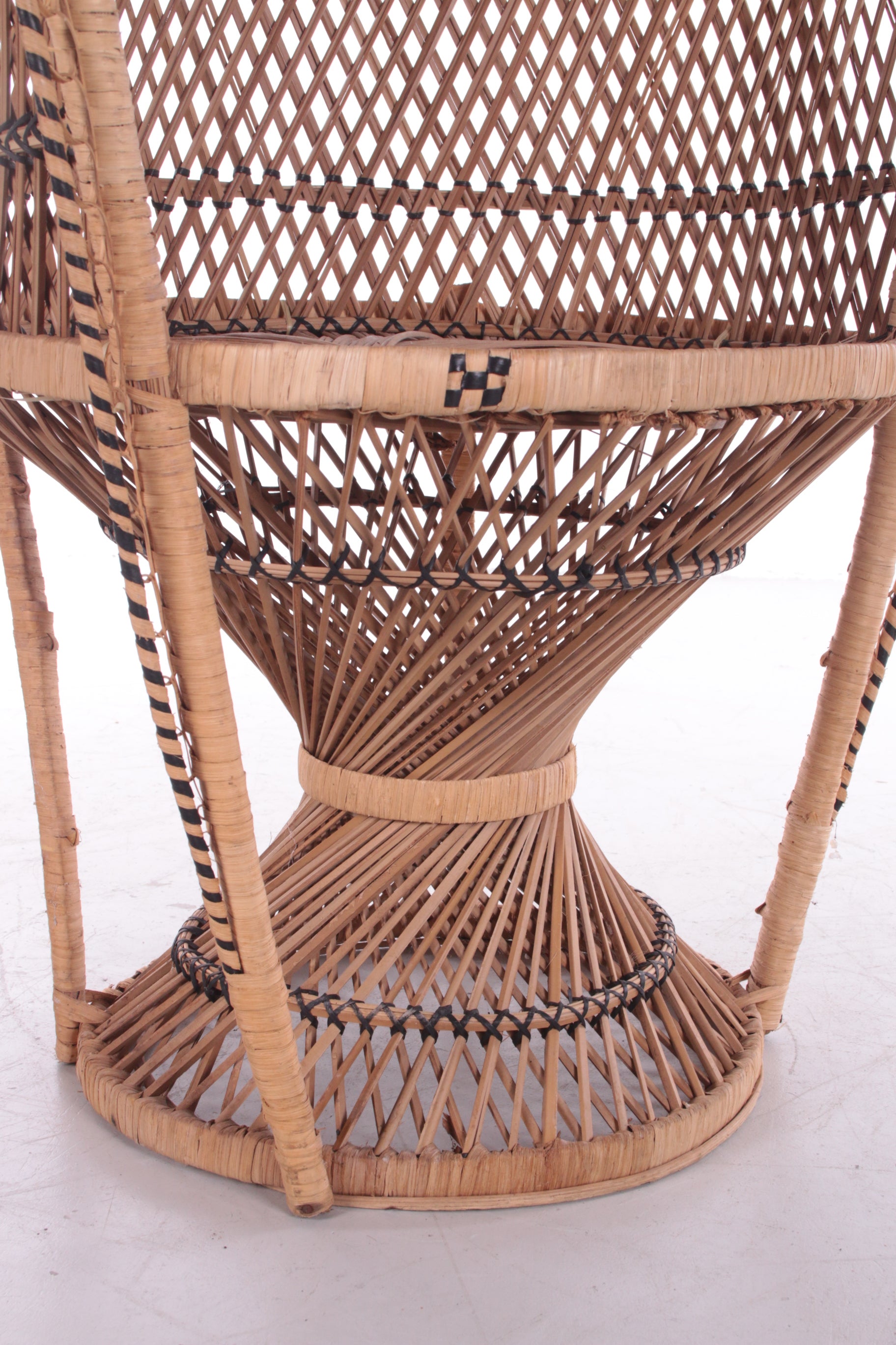 Vintage Bamboe Pauwstoel Emanuelle Chair,1970s detail onderkant