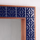 Deense designer spiegel met blauwe tegelrand