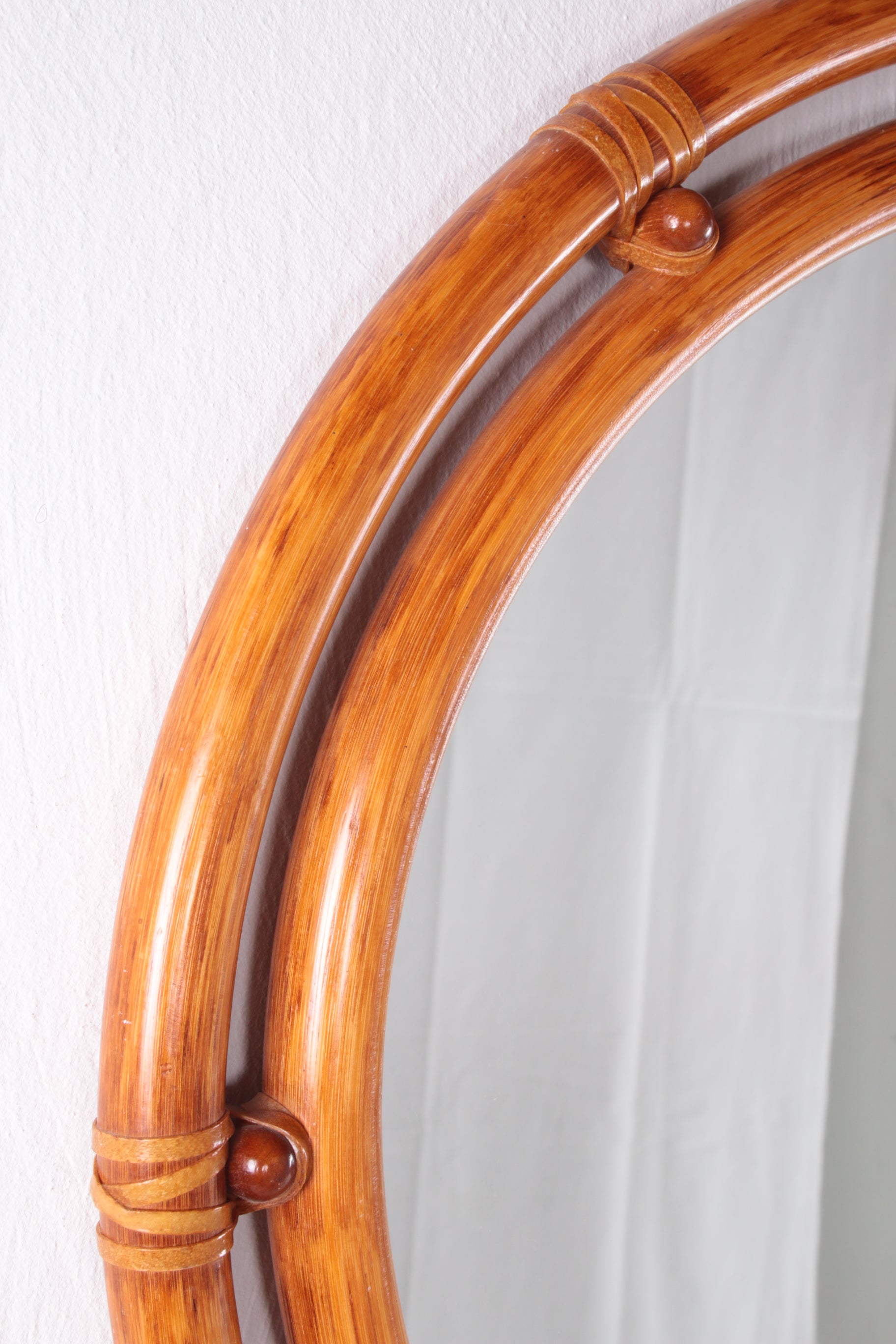Mooie Vintage Ovale Bamboe spiegel jaren60. detail foto