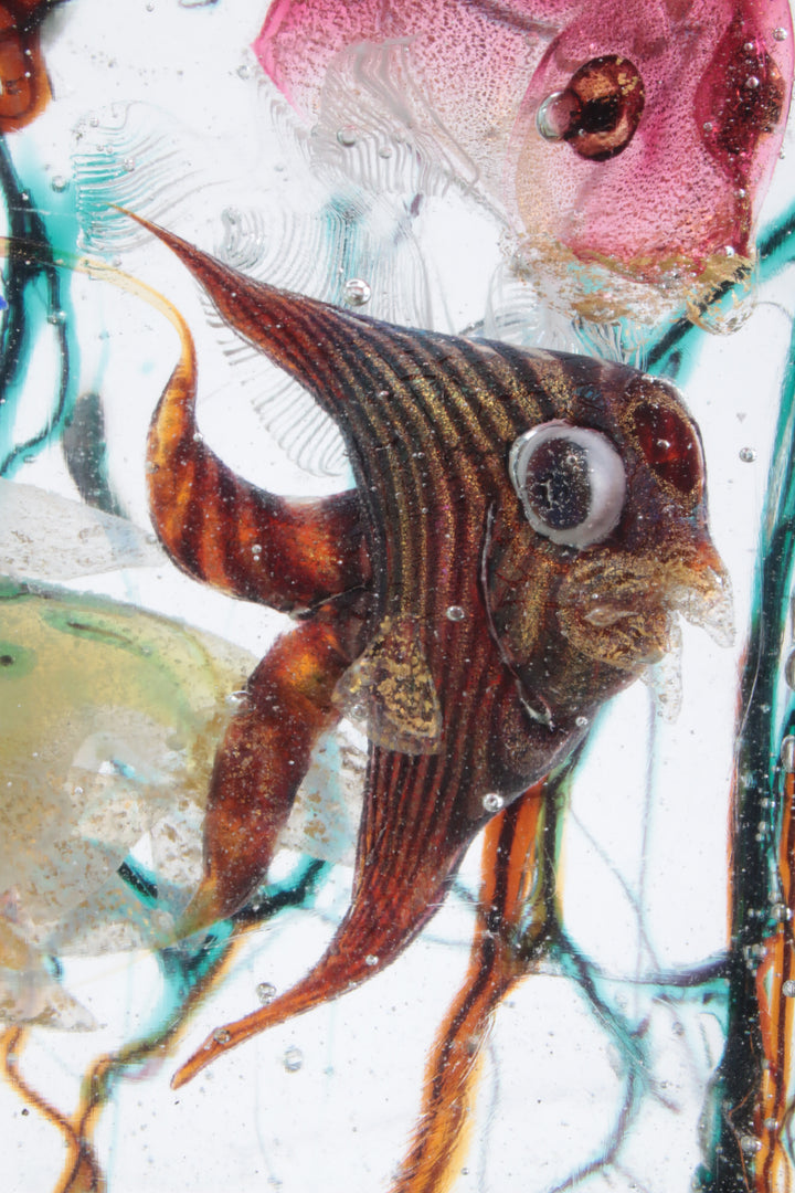Zeer groot Murano-aquarium Alfredo Barbini voor Cenedese, circa 1960 detail bruine vis