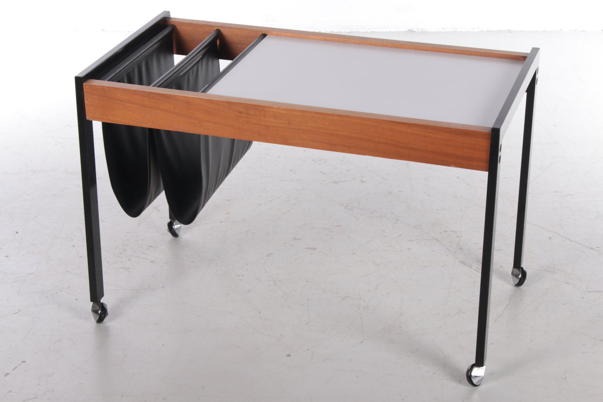 Vintage Bijzettafel/trolley met magazijnrek voorkant