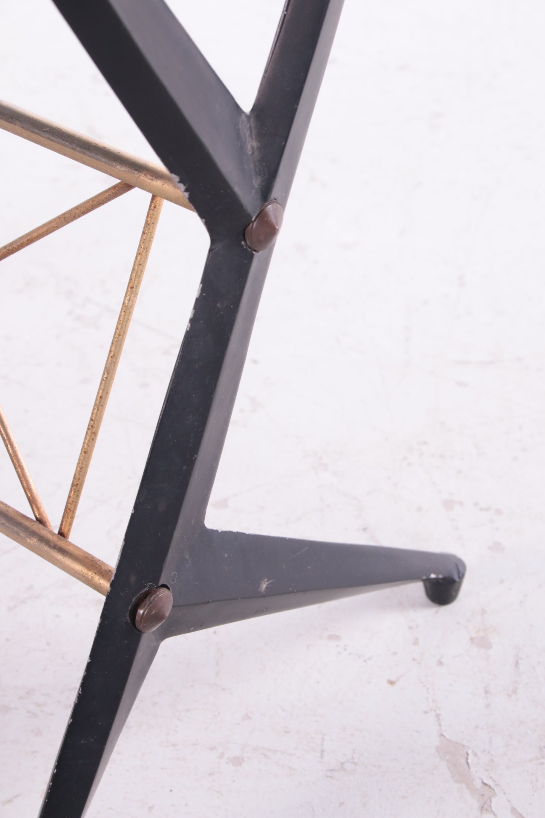 Angelo Ostuni Set van 3 bijzettafels, Italy 1950 detail schroeven