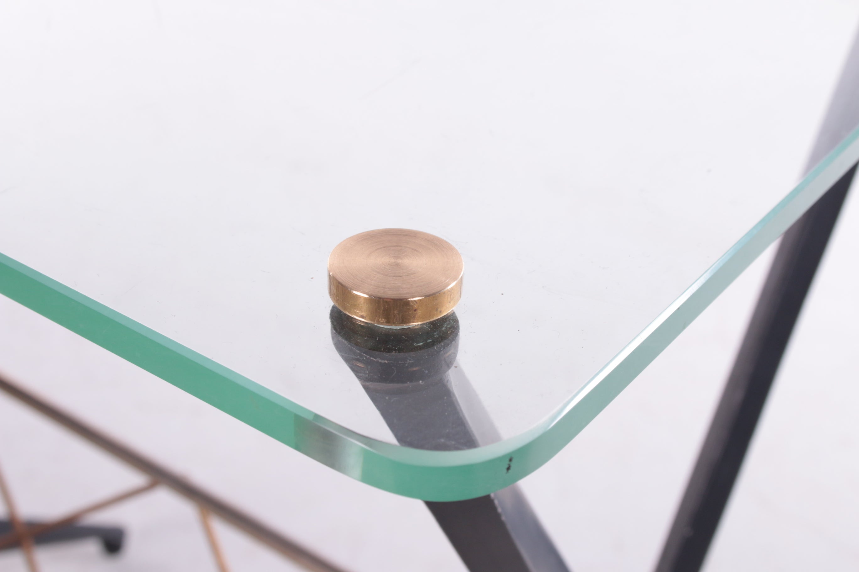 Angelo Ostuni Set van 3 bijzettafels, Italy 1950 detail knopje