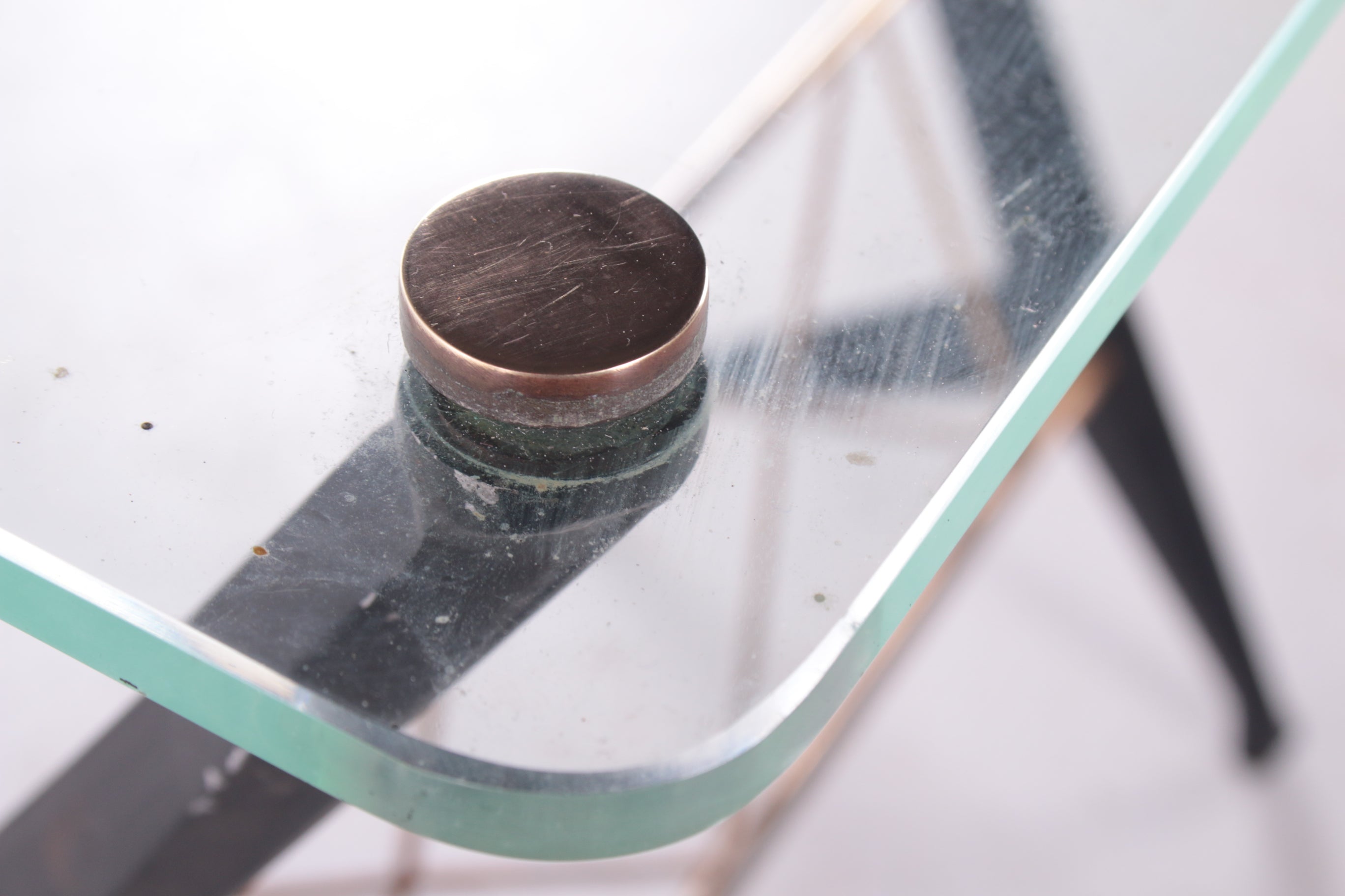 Angelo Ostuni Set van 3 bijzettafels, Italy 1950 detail knopje