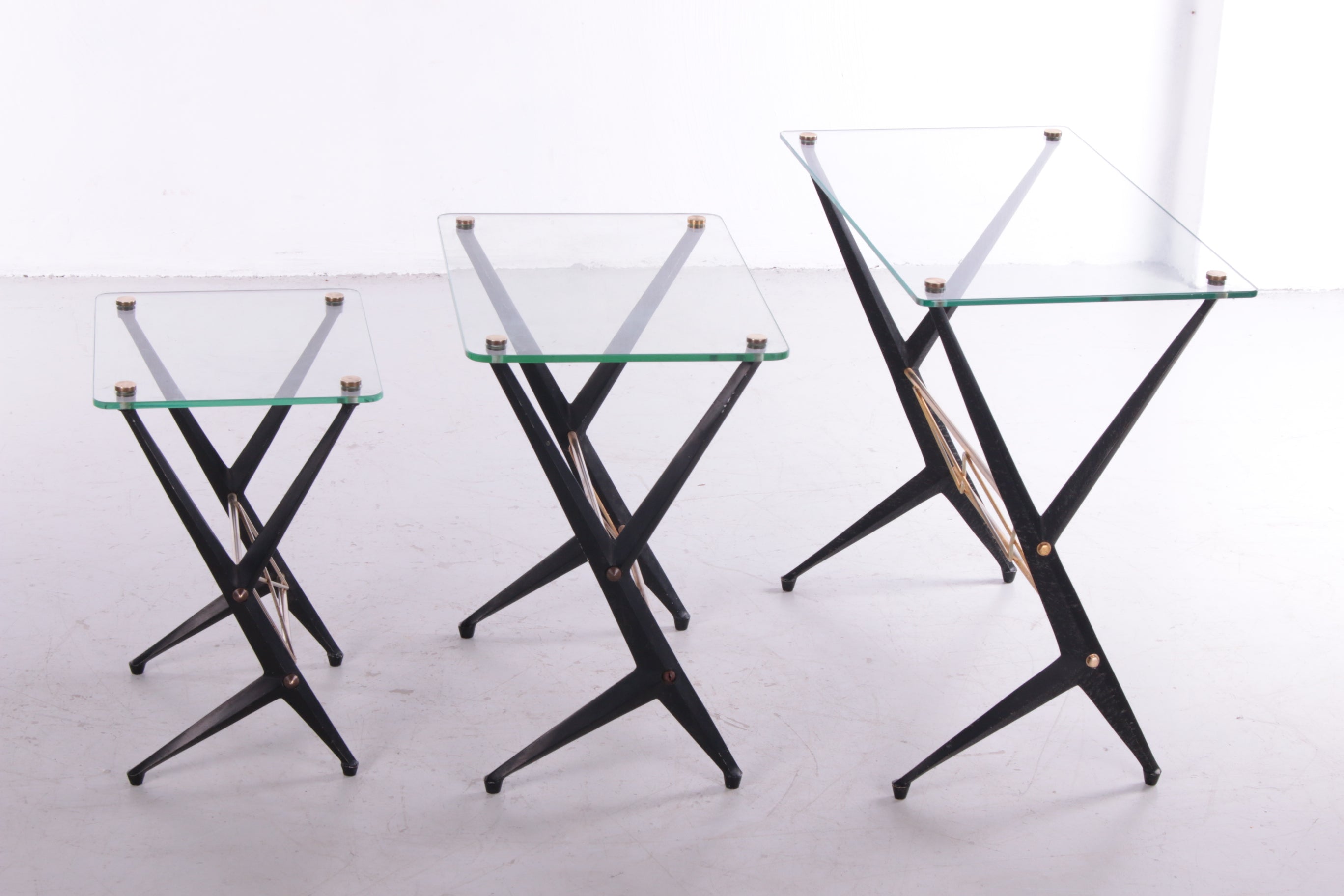 Angelo Ostuni Set van 3 bijzettafels, Italy 1950 zijkant