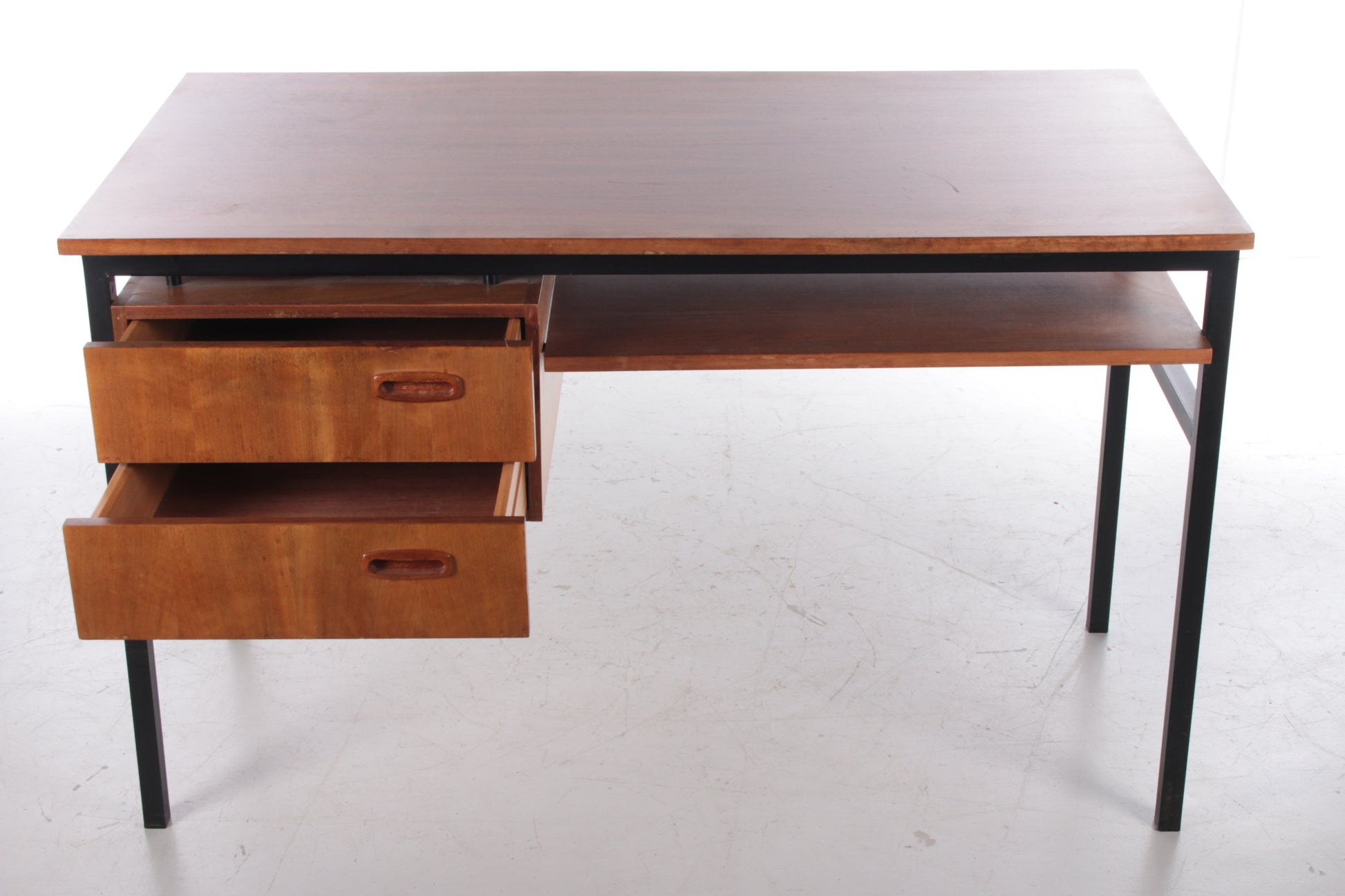 Vintage Bureau met metalen onderstel gemaakt in de jaren60.