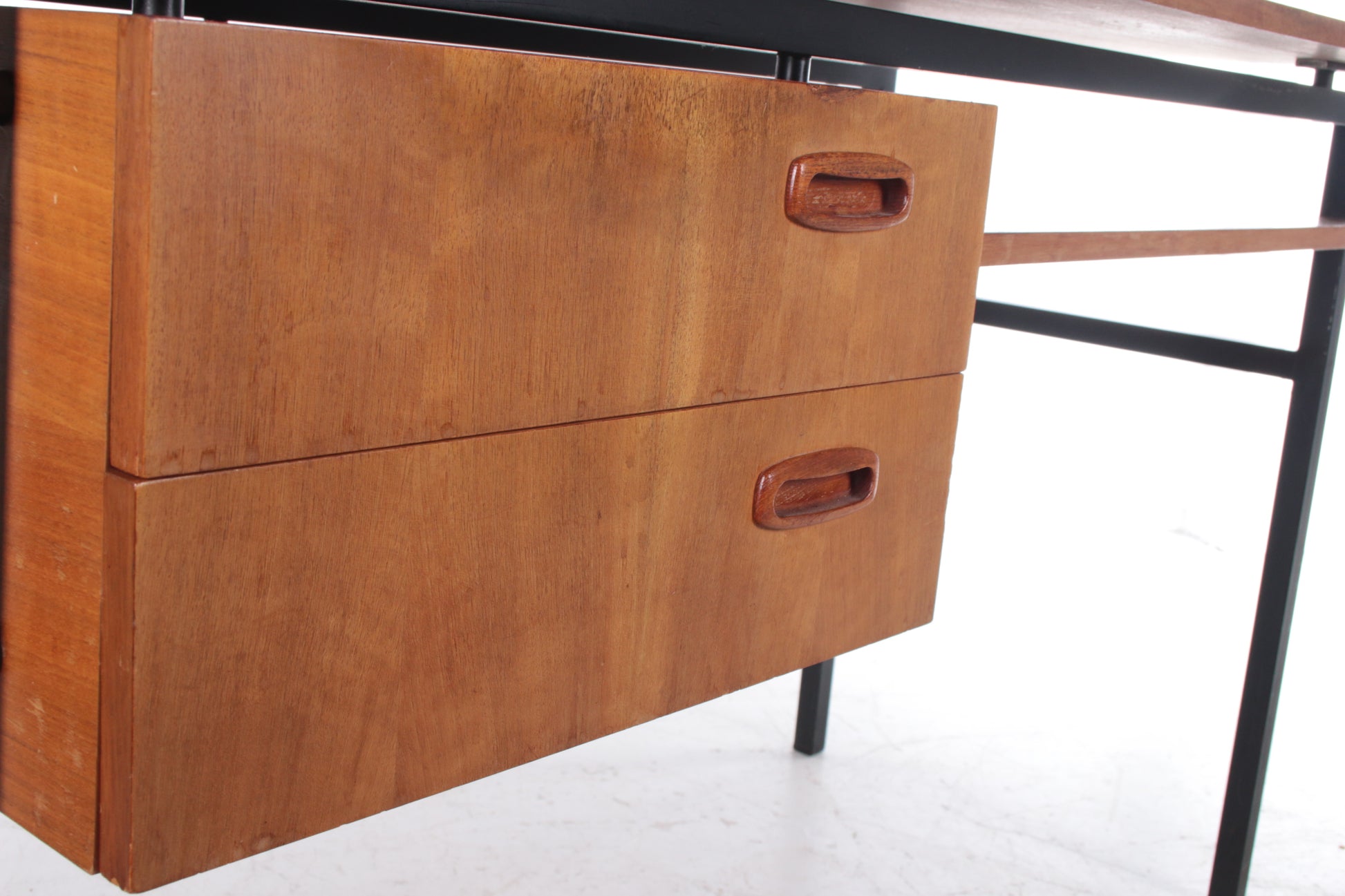 Vintage Bureau met metalen onderstel gemaakt in de jaren60.lade