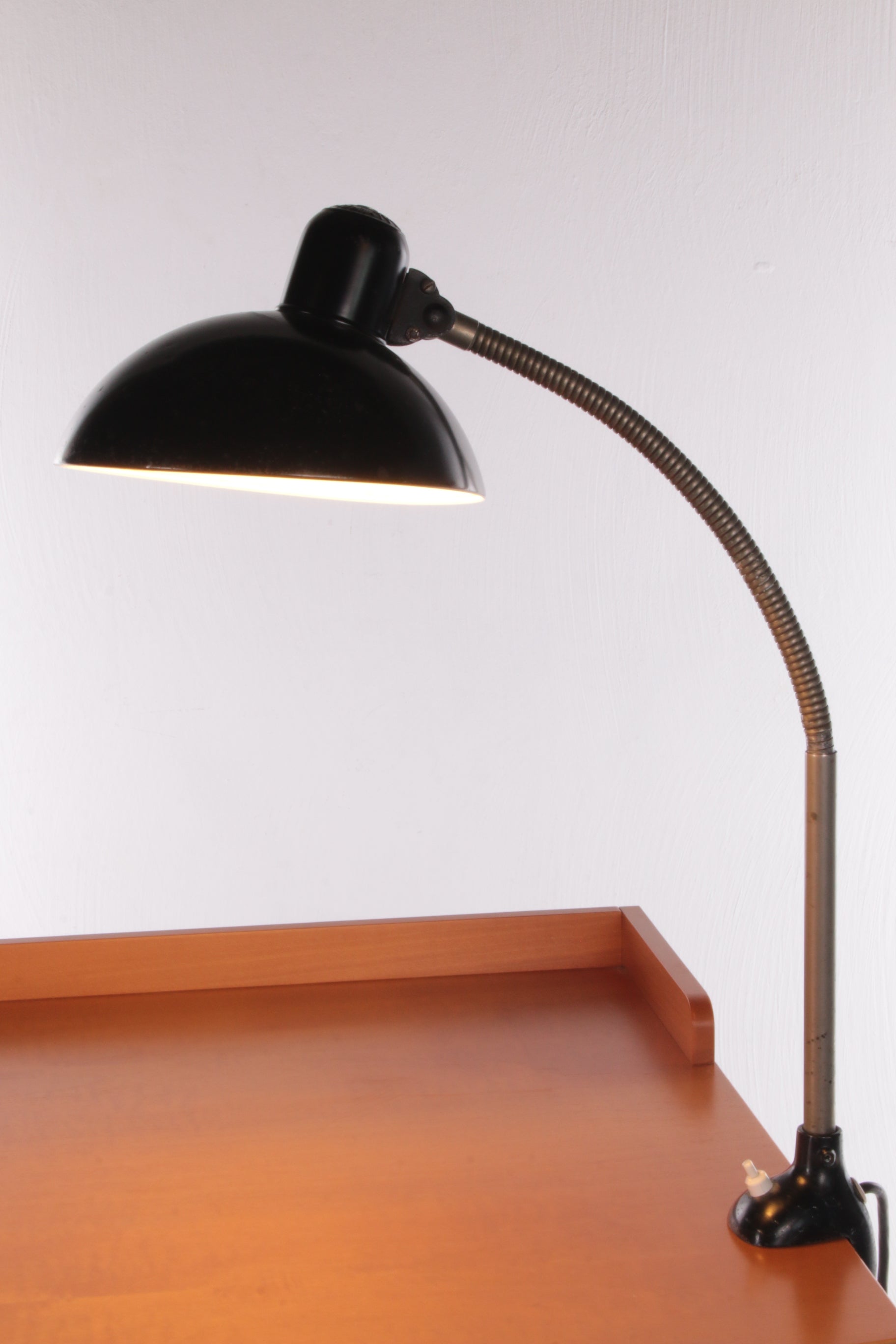 Kaiser idell Bureaulamp Model 6740 door Christiaan Dell licht aan