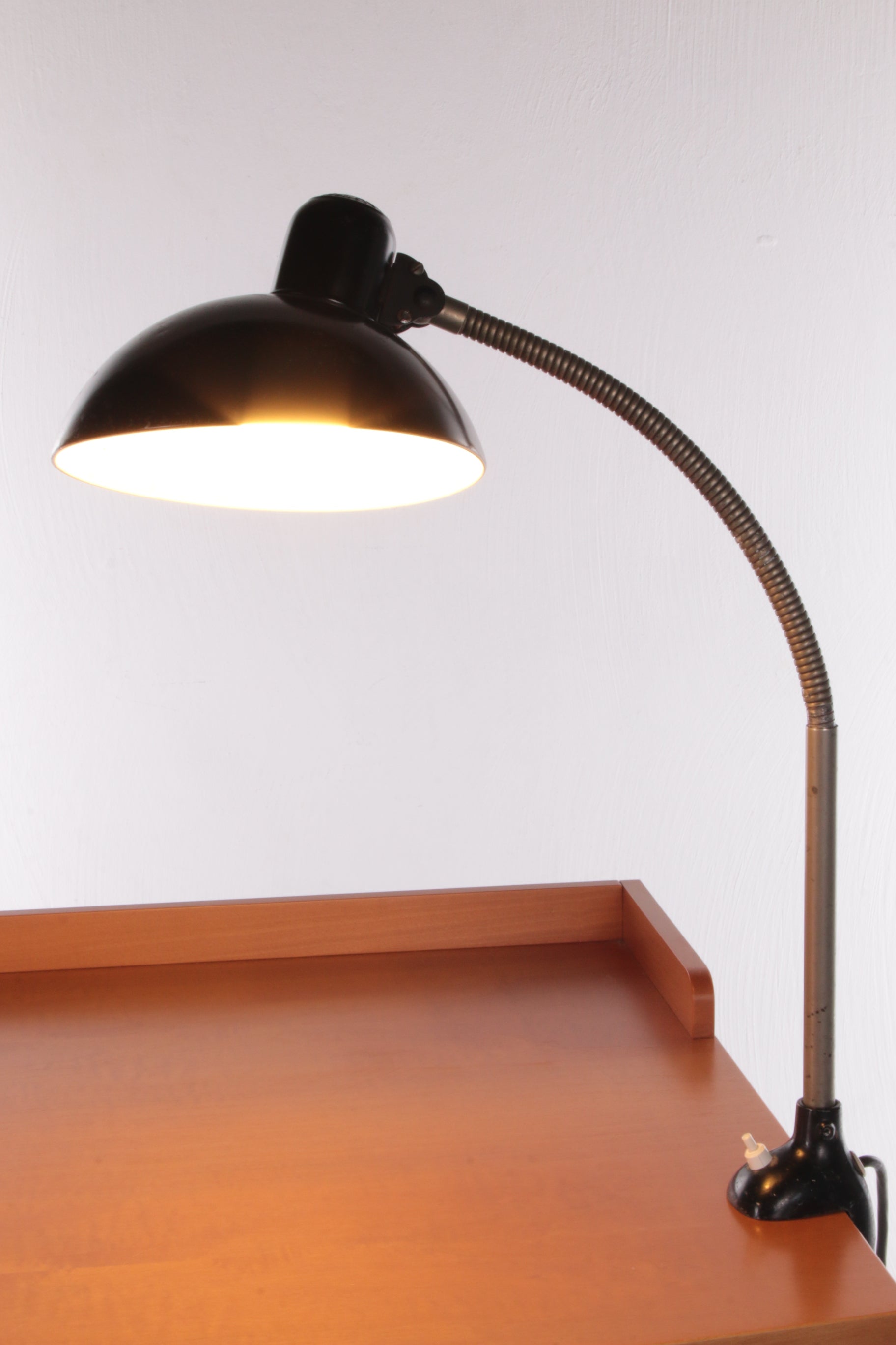 Kaiser idell Bureaulamp Model 6740 door Christiaan Dell licht aan