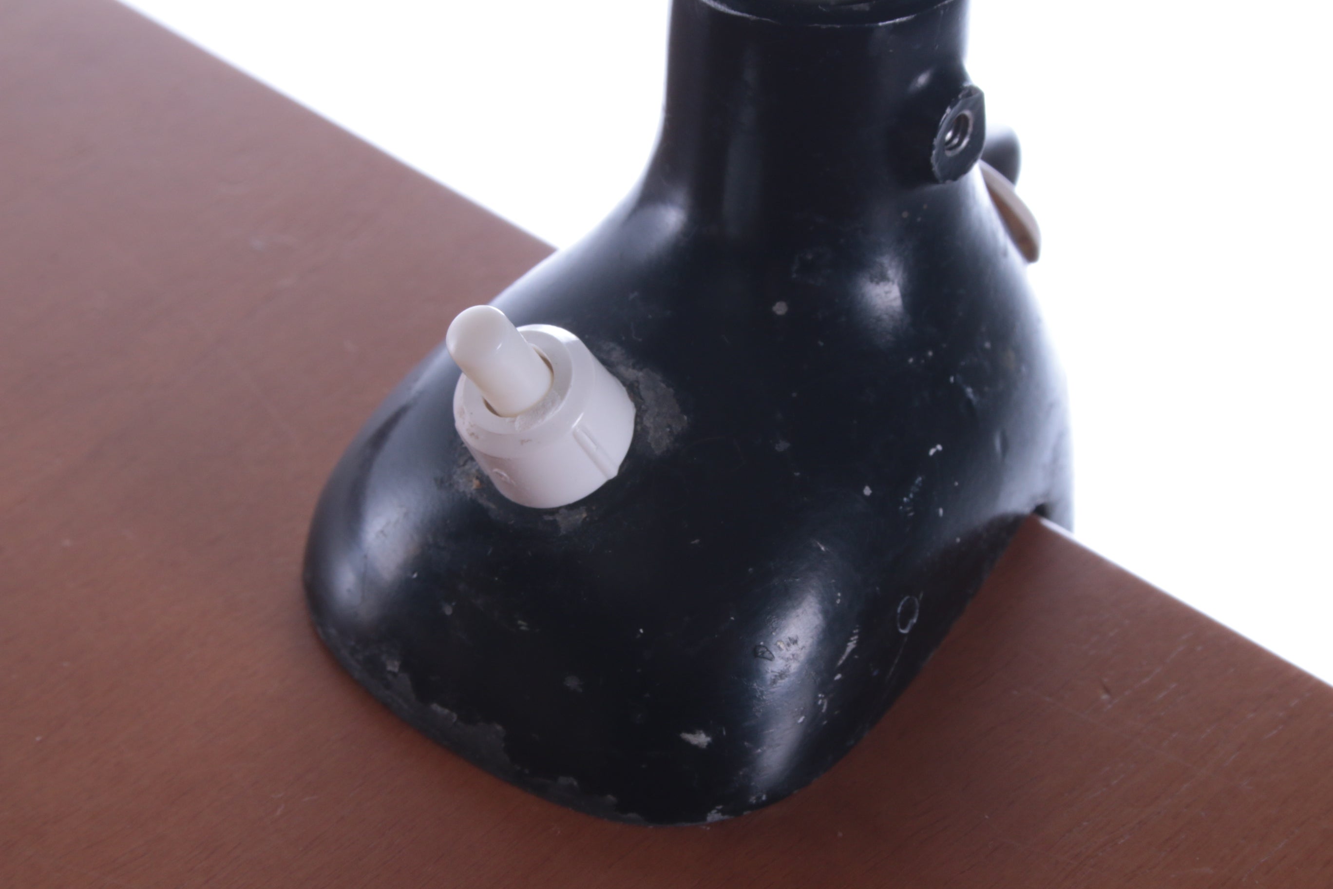 Kaiser idell Bureaulamp Model 6740 door Christiaan Dell detail aan en uit knop