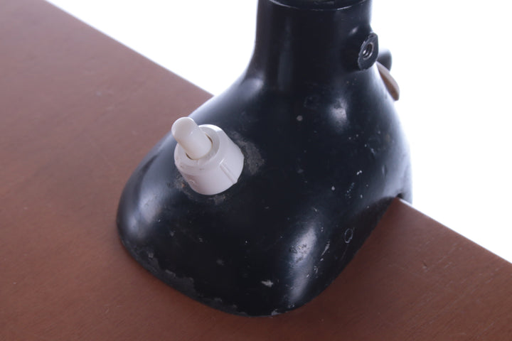 Kaiser idell Bureaulamp Model 6740 door Christiaan Dell detail aan en uit knop