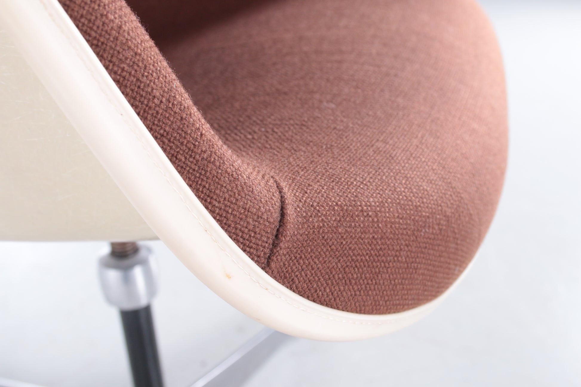  chairs by Charles & Ray Eames for Herman Miller detail stof