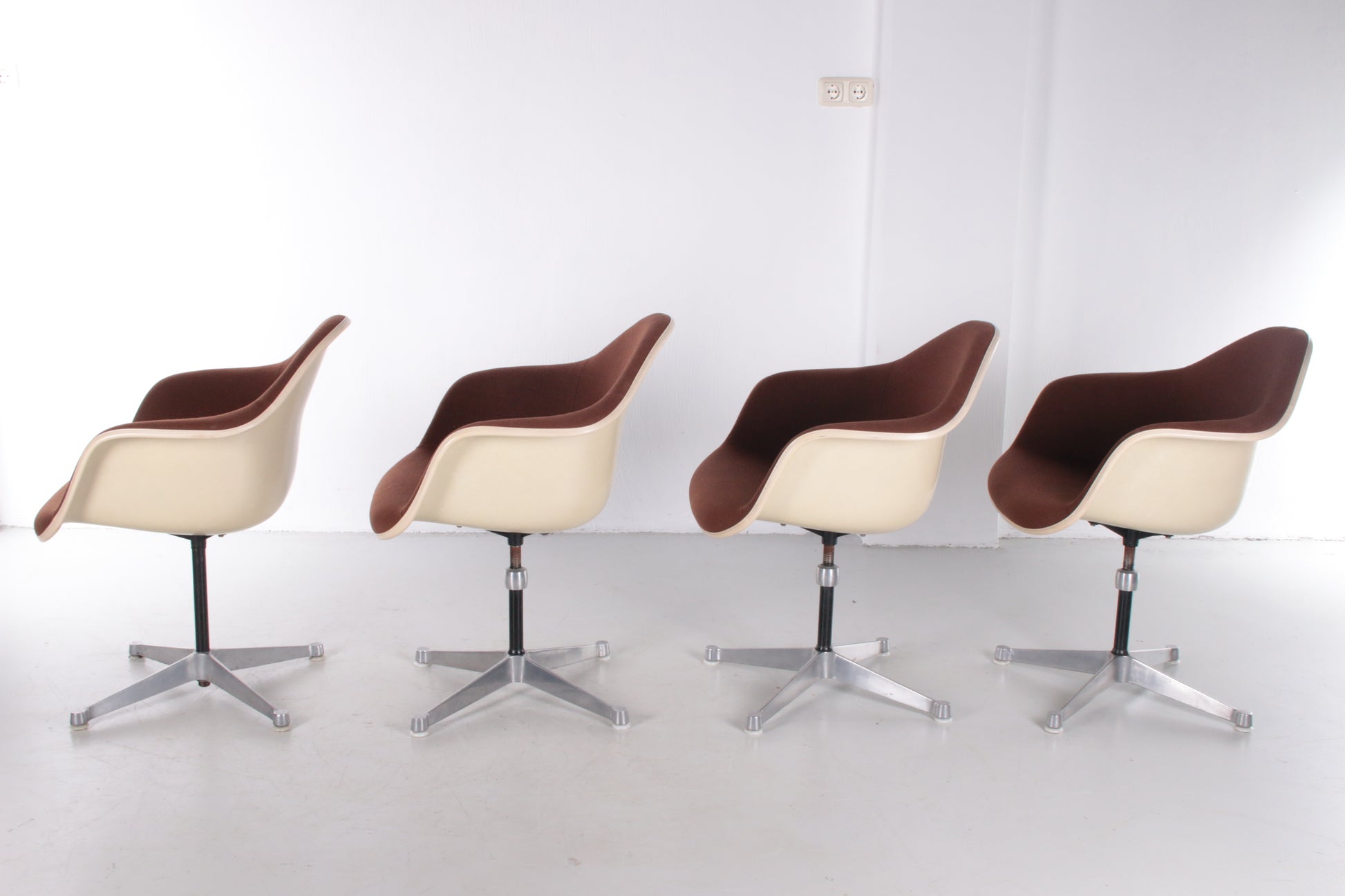  chairs by Charles & Ray Eames for Herman Miller zijkant
