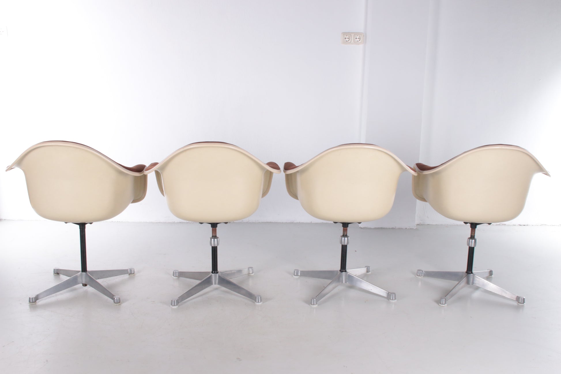 chairs by Charles & Ray Eames for Herman Miller achterkant