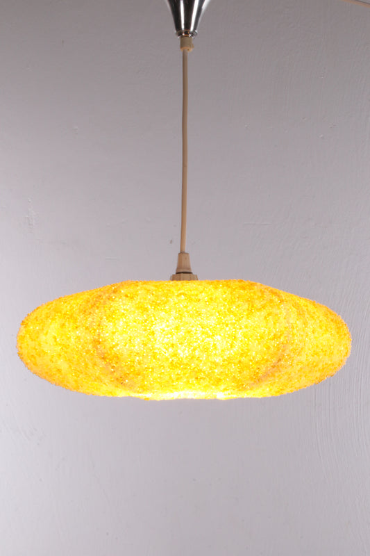 Vintage gele hanglamp gemaakt van Gesuikert kunsstof,1960s. licht aan