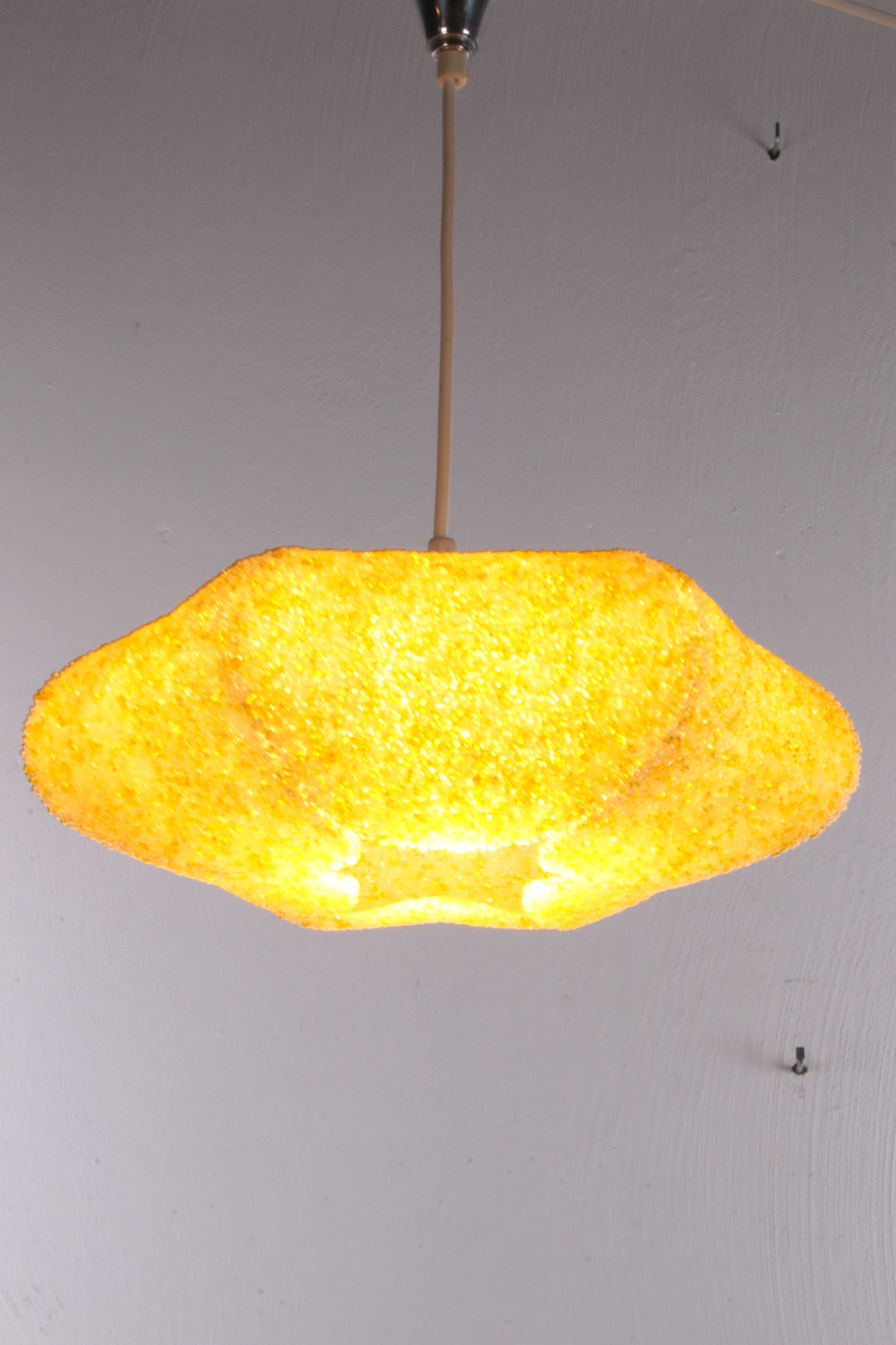Vintage gele hanglamp gemaakt van Gesuikert kunsstof,1960s. licht aan