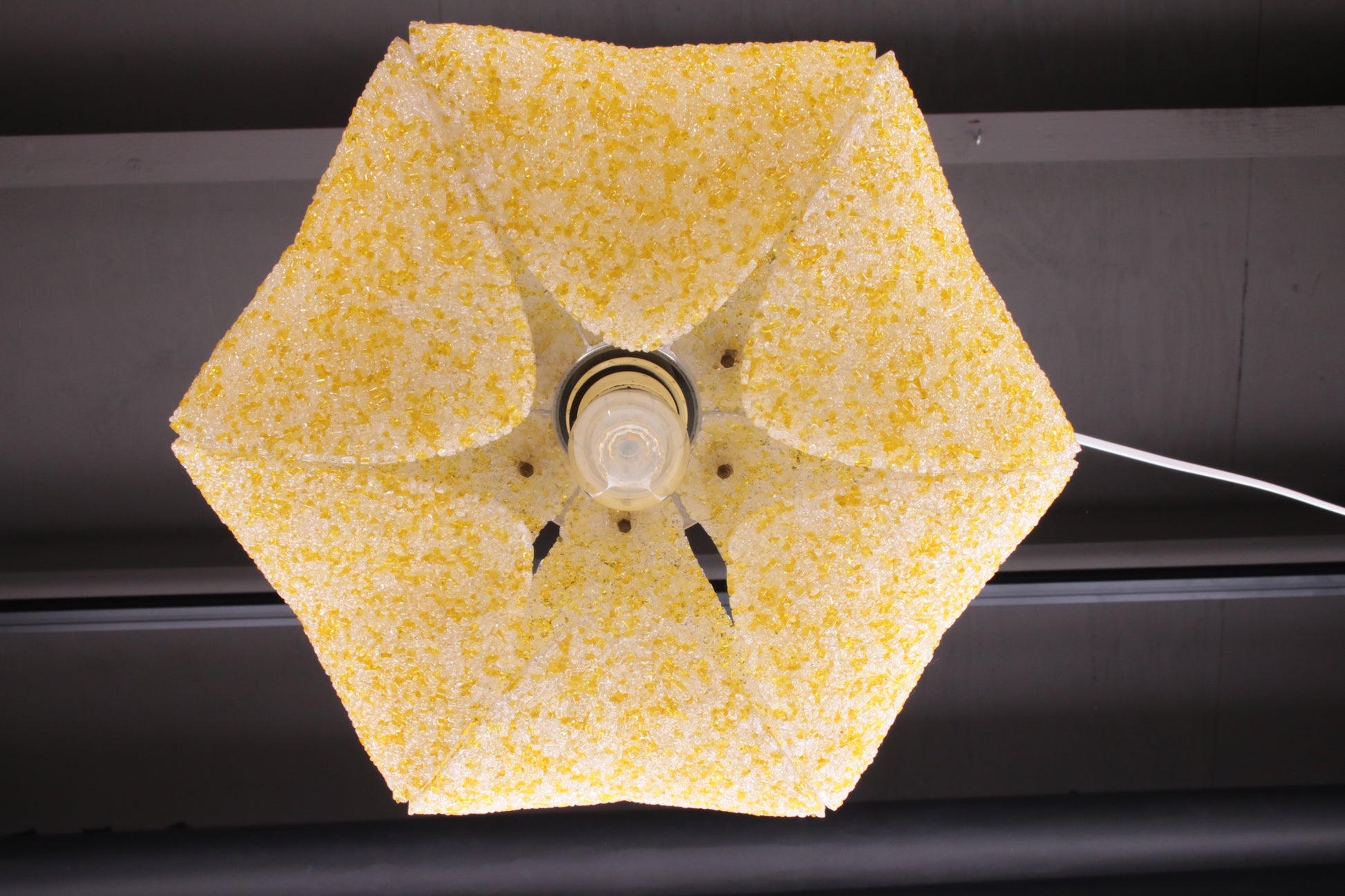 Vintage gele hanglamp gemaakt van Gesuikert kunsstof,1960s.onderkant